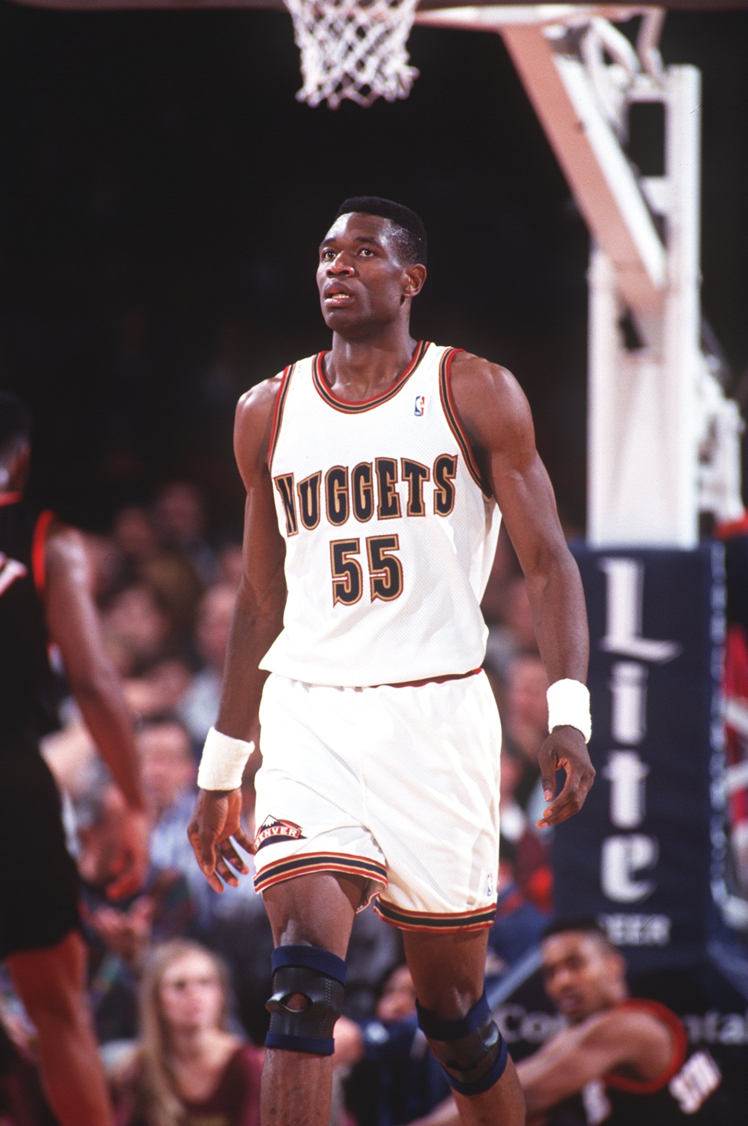 18 JAN 1994:  DENVER CENTER DIKEMBE MUTOMBO DURING THE NUGGETS GAME VERSUS THE PORTLAND TRAILBLAZERS. Mandatory Credit: Tim Defrisco/ALLSPORT