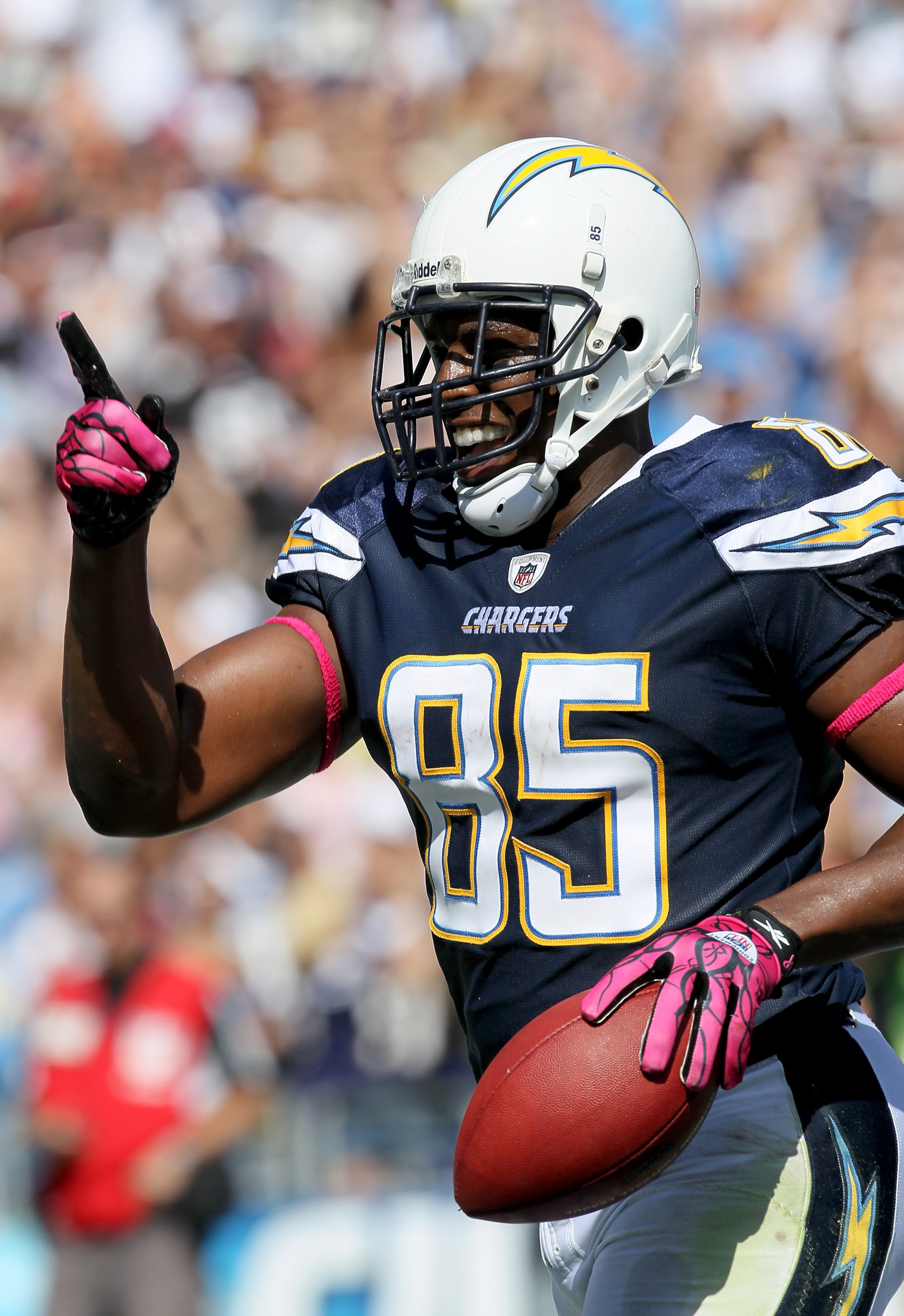 SAN DIEGO - OCTOBER 03:  Tight end Antonio Gates #85 of the San Diego Chargers celebrates after catching a 26 yard touchdown pass in the second quarter against the Arizona Cardinals at Qualcomm Stadium on October 3, 2010 in San Diego, California.  (Photo 