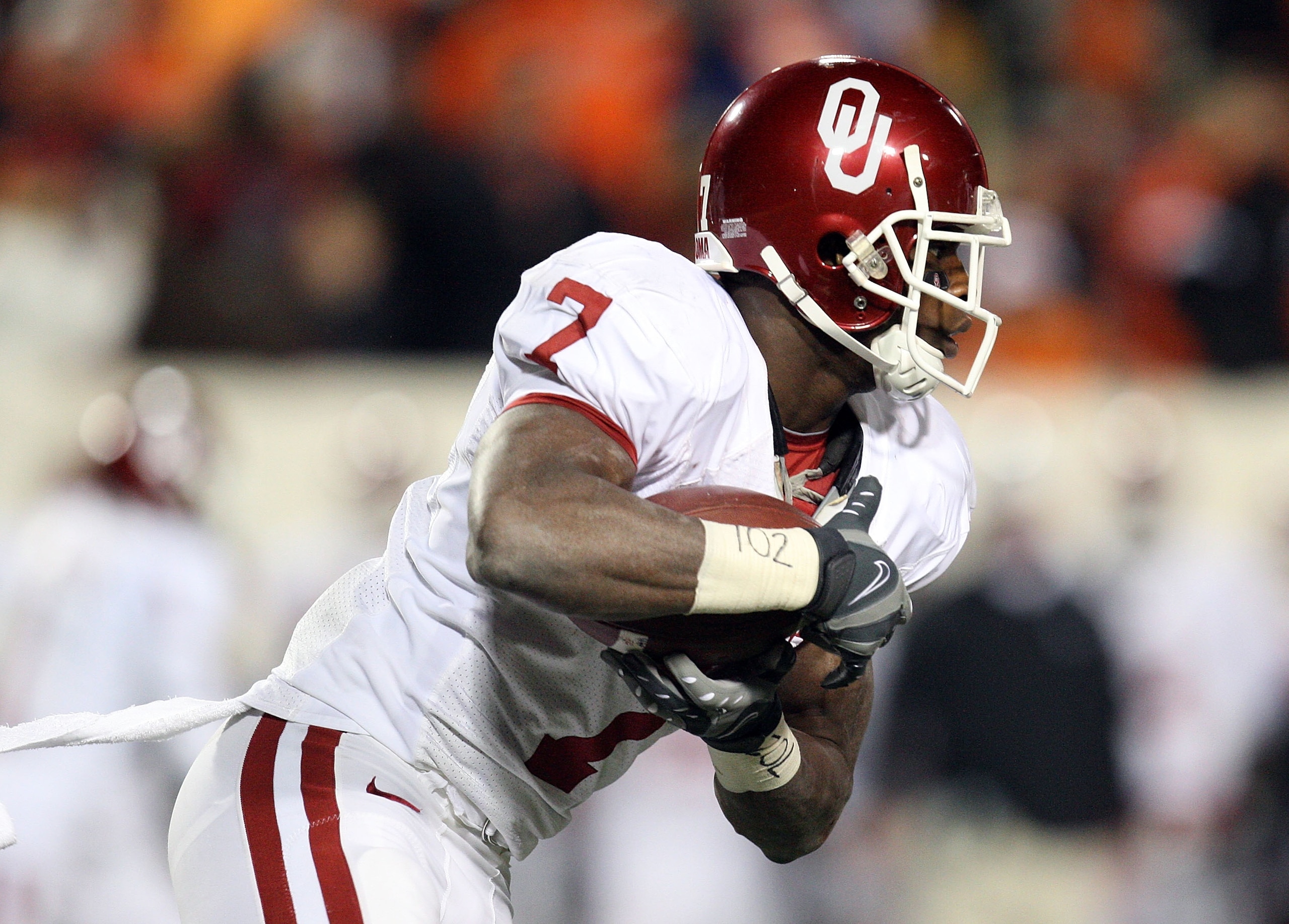 STILLWATER, OK - NOVEMBER 29:  Running back DeMarco Murray #7 of the Oklahoma Sooners runs the ball against the Oklahoma State Cowboys at Boone Pickens Stadium on November 29, 2008 in Stillwater, Oklahoma.  (Photo by Ronald Martinez/Getty Images)
