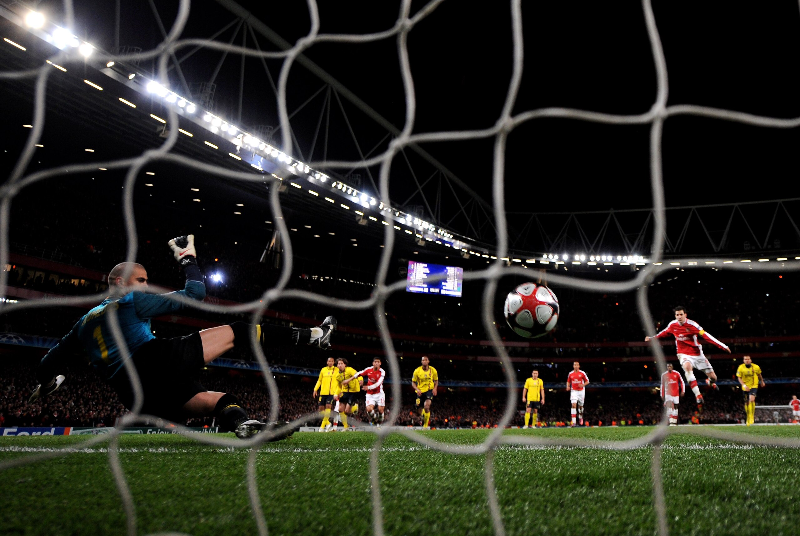 LONDON, ENGLAND - MARCH 31: Goalkeeper Victor Valdes of Barcelona dives in vain as Cesc Fabregas of Arsenal scores a penalty to level the scores at 2-2 during the UEFA Champions League quarter final first leg match between Arsenal and FC Barcelona at the LONDON, ENGLAND - MARCH 31: Goalkeeper Victor Valdes of Barcelona dives in vain as Cesc Fabregas of Arsenal scores a penalty to level the scores at 2-2 during the UEFA Champions League quarter final first leg match between Arsenal and FC Barcelona at the