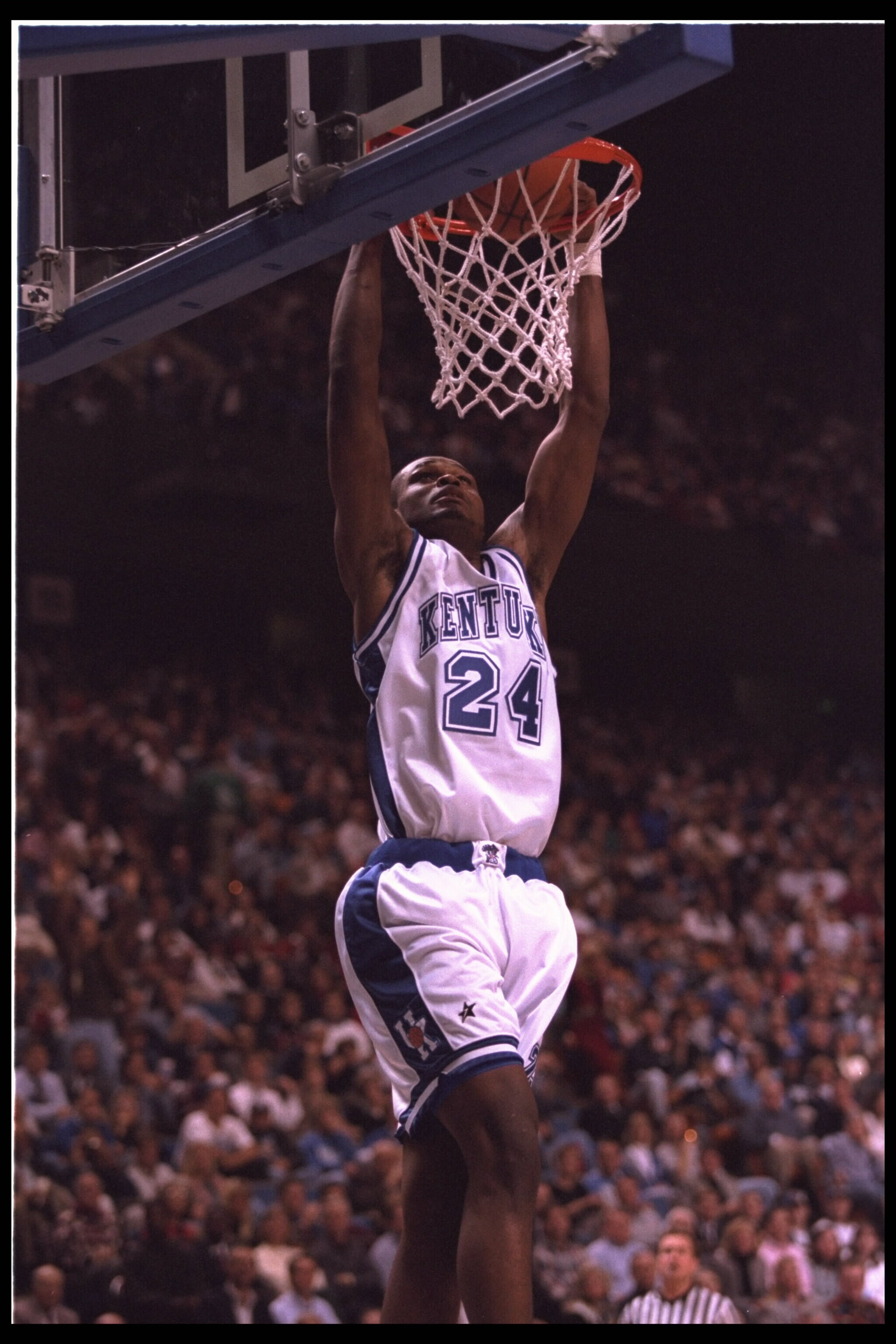 17 Nov 1995:  Forward Antione Walker #24 of the Kentucky Wildcats slams the ball at Rupp Arena in Lexington, Kentucky against the Athletes in Action.  Mandatory Credit:  Andy Lyons/Allsport