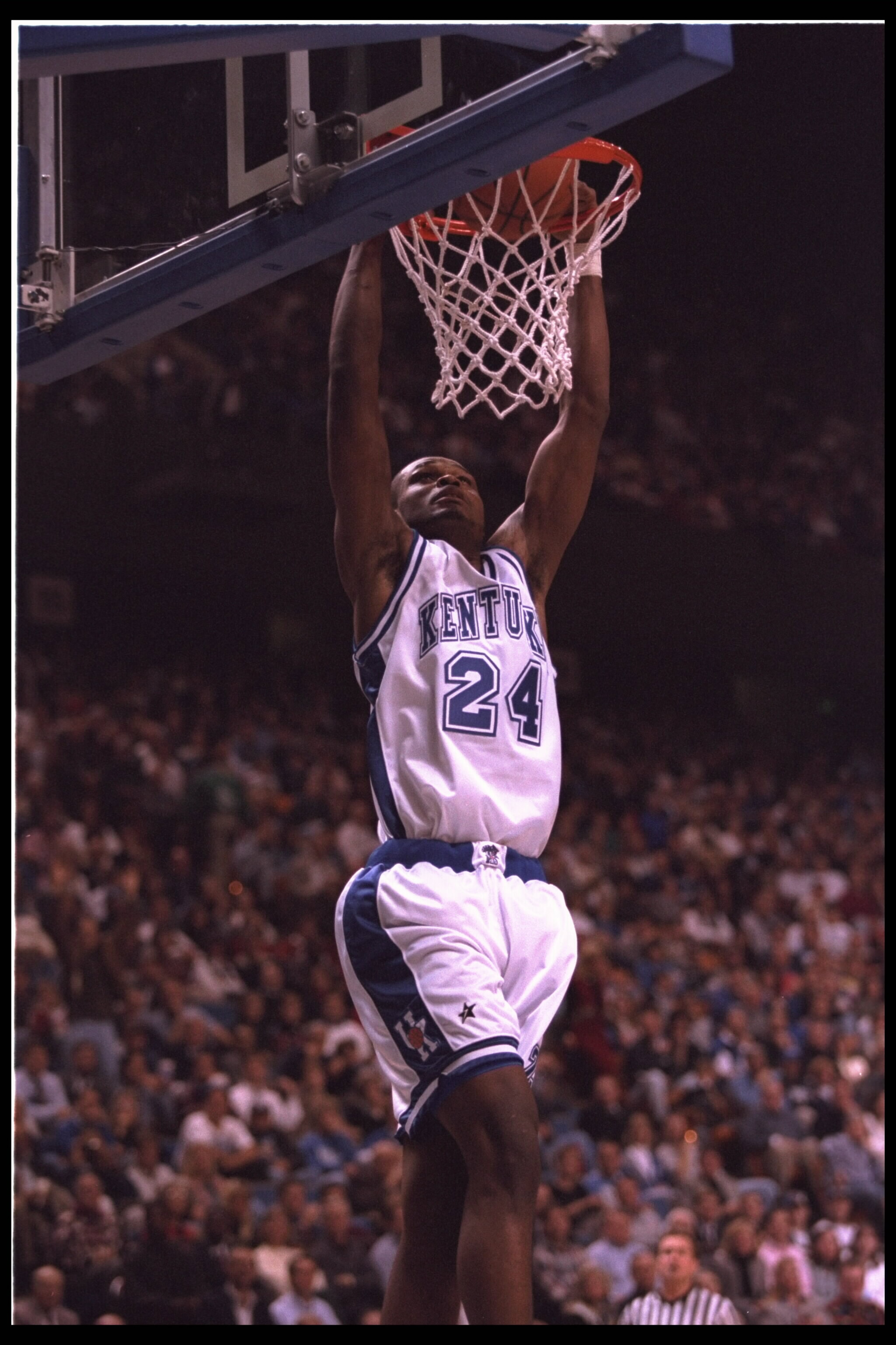 17 Nov 1995:  Forward Antione Walker #24 of the Kentucky Wildcats slams the ball at Rupp Arena in Lexington, Kentucky against the Athletes in Action.  Mandatory Credit:  Andy Lyons/Allsport