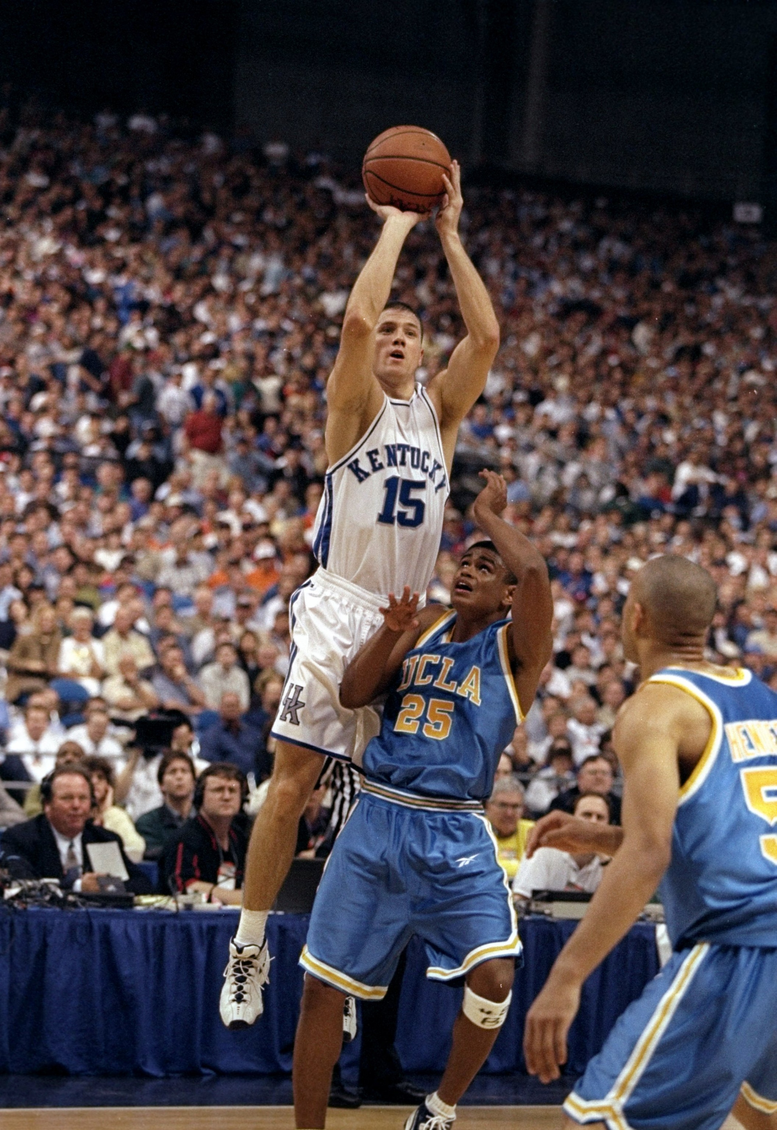 20 Mar 1998:  Guard Jeff Sheppard of the Kentucky Wildcats in action against guard Earl Watson of the UCLA Bruins during an NCAA Regional Semifinals game at Tropicana Field in St. Petersburg, Florida.  Kentucky defeated UCLA 94-68. Mandatory Credit: Andy