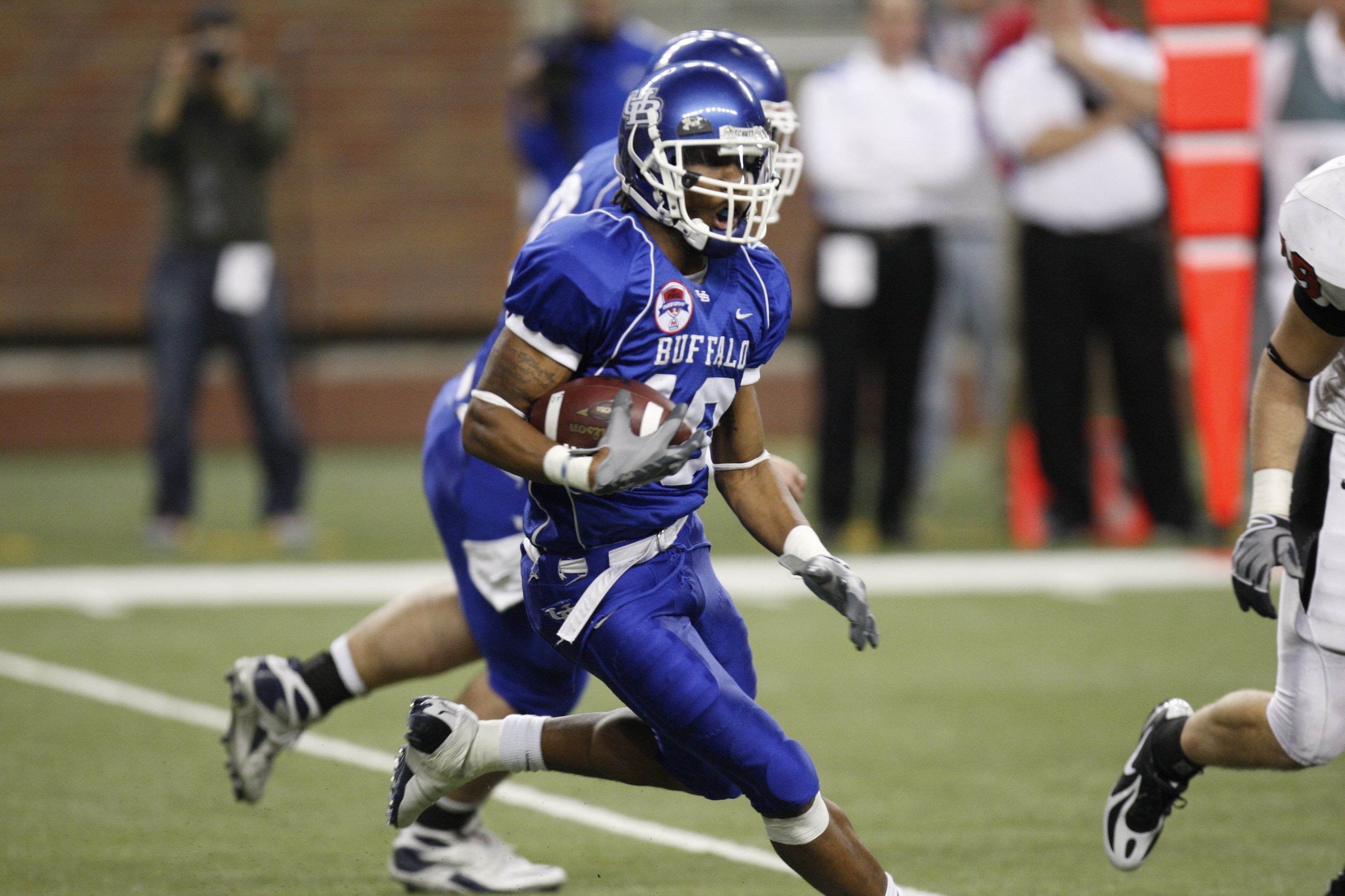 DETROIT - DECEMBER 5:  Wide Receiver Naaman Roosevelt #18 of the Buffalo Bulls runs the ball against the Ball State Cardinals during the MAC Championship game on December 5, 2008 at Ford Field in Detroit Michigan. (Photo by: Gregory Shamus/Getty Images)