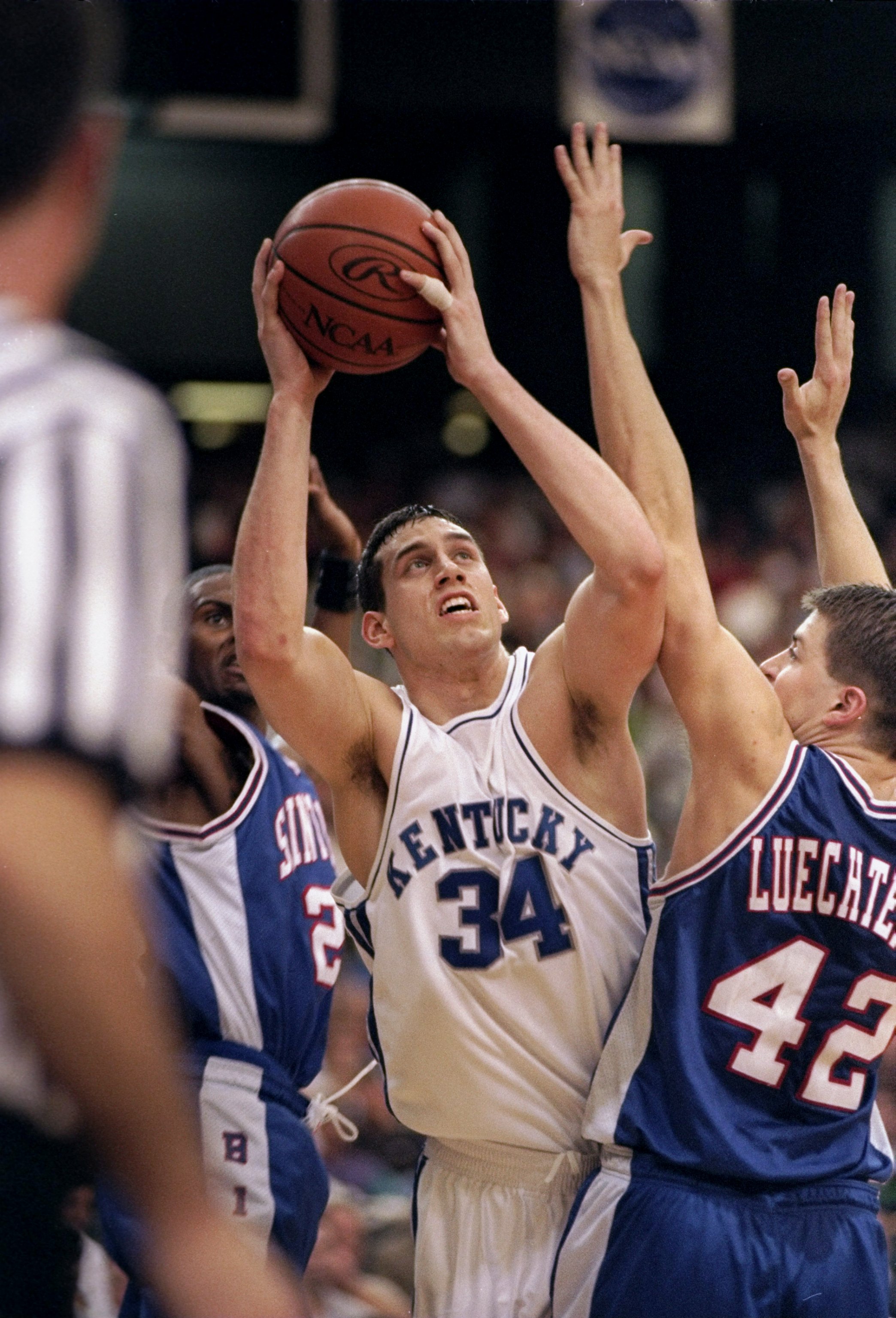 Which Kentucky basketball players have retired jerseys?