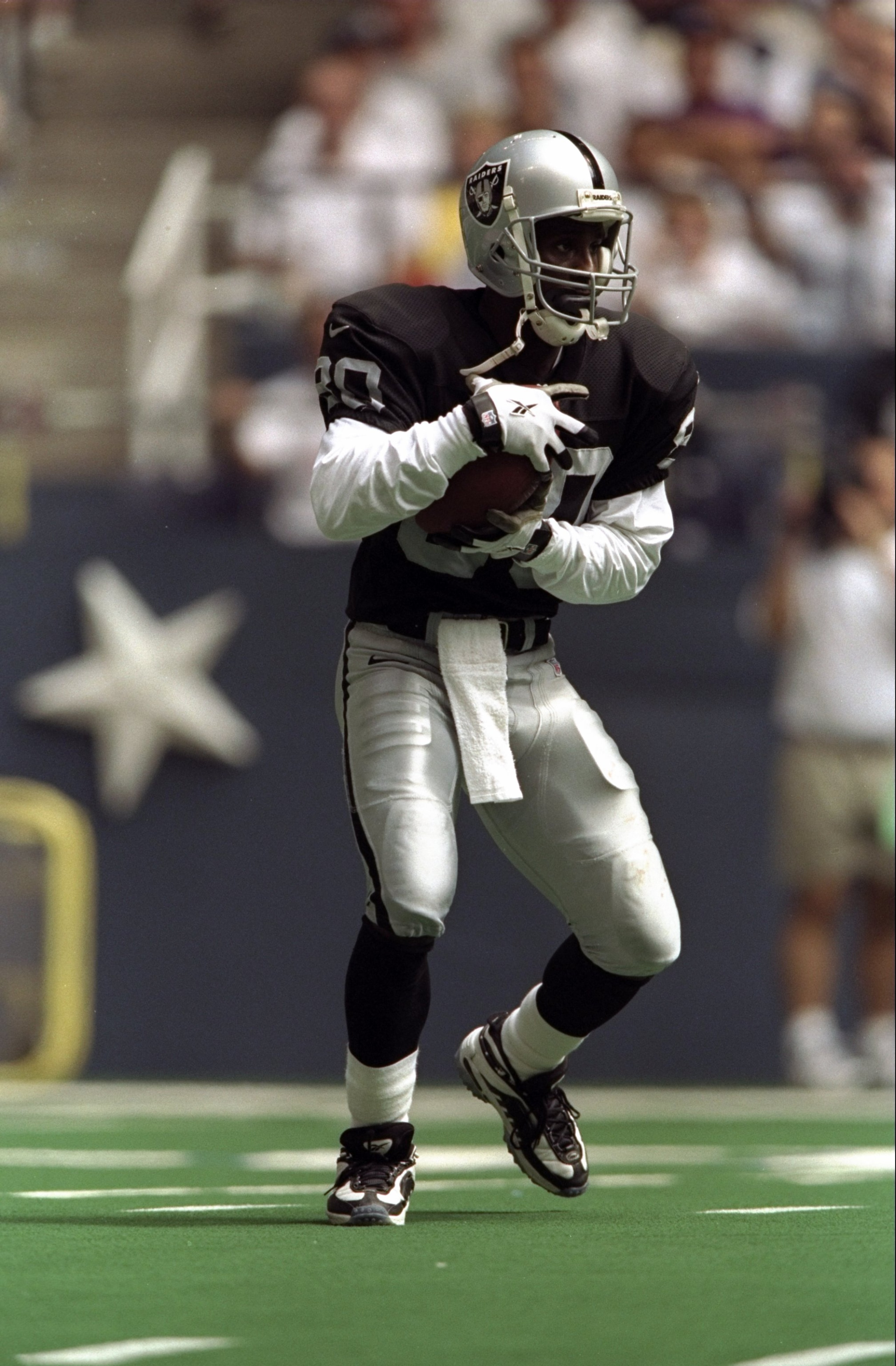 27 Sep 1998:  Wide receiver Desmond Howard #80 of the Oakland Raiders in action during the game against the Dallas Cowboys at the Texas Stadium in Irving, Texas. The Raiders defeated the Cowboys 13-10. Mandatory Credit: Todd Warshaw  /Allsport