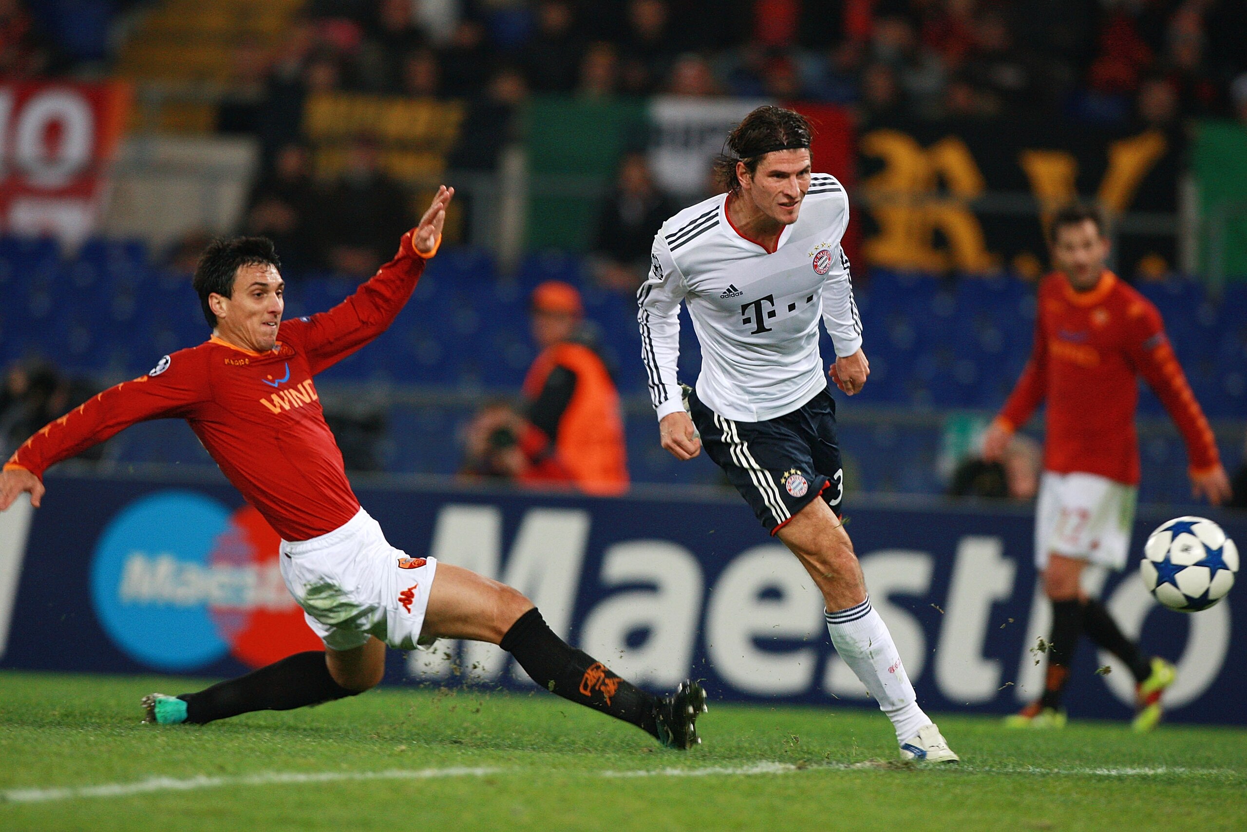 ROME - NOVEMBER 23:  Mario Gomez (R)of FC Bayern Muenchen scores the second goal during the UEFA Champions League Group E match between AS Roma and FC Bayern Muenchen at Stadio Olimpico on November 23, 2010 in Rome, Italy.  (Photo by Paolo Bruno/Getty Ima