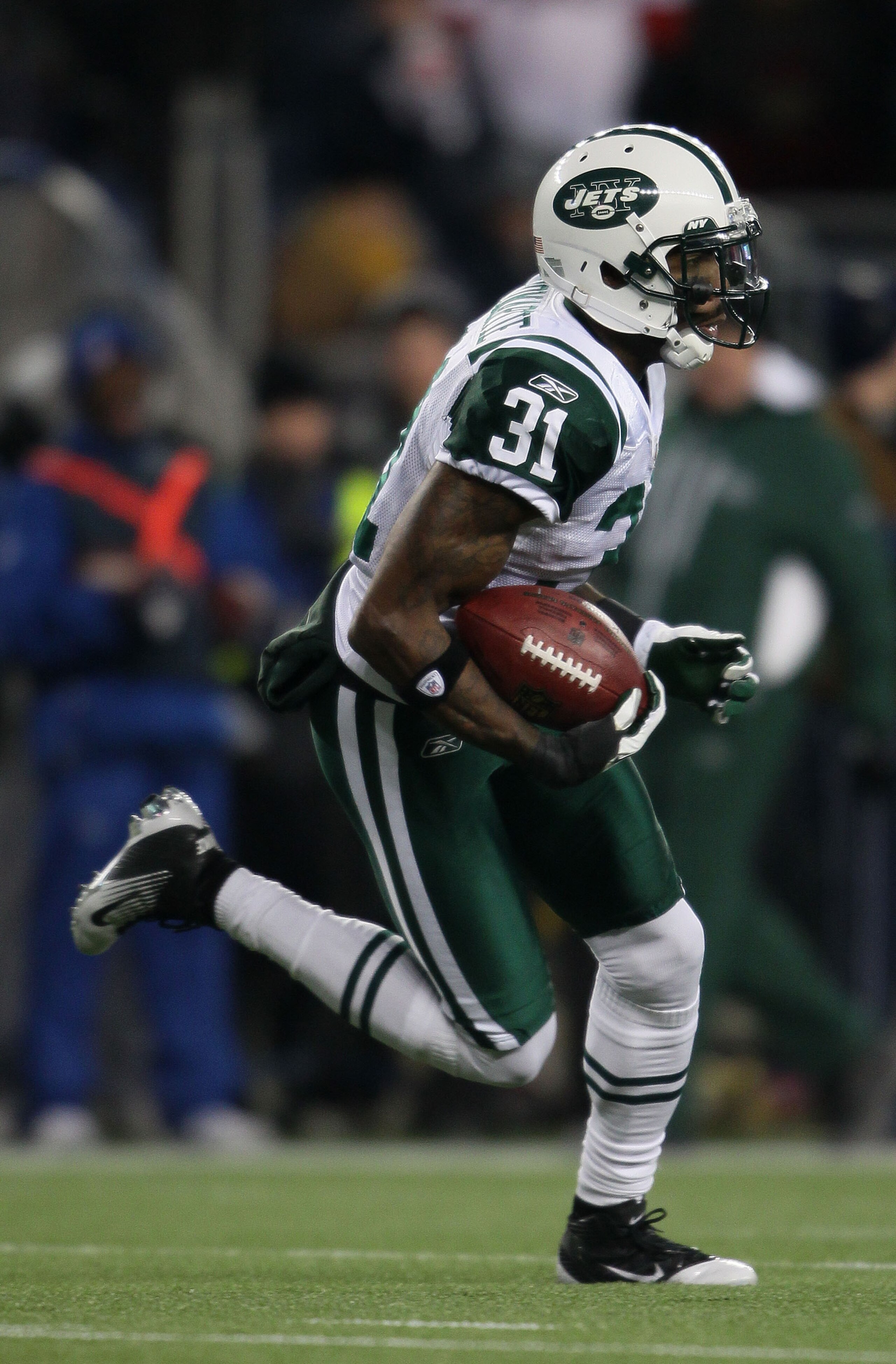 FOXBORO, MA - JANUARY 16:  Antonio Cromartie #31 of the New York Jets runs back a kick by the New England Patriots during their 2011 AFC divisional playoff game at Gillette Stadium on January 16, 2011 in Foxboro, Massachusetts.  (Photo by Elsa/Getty Image