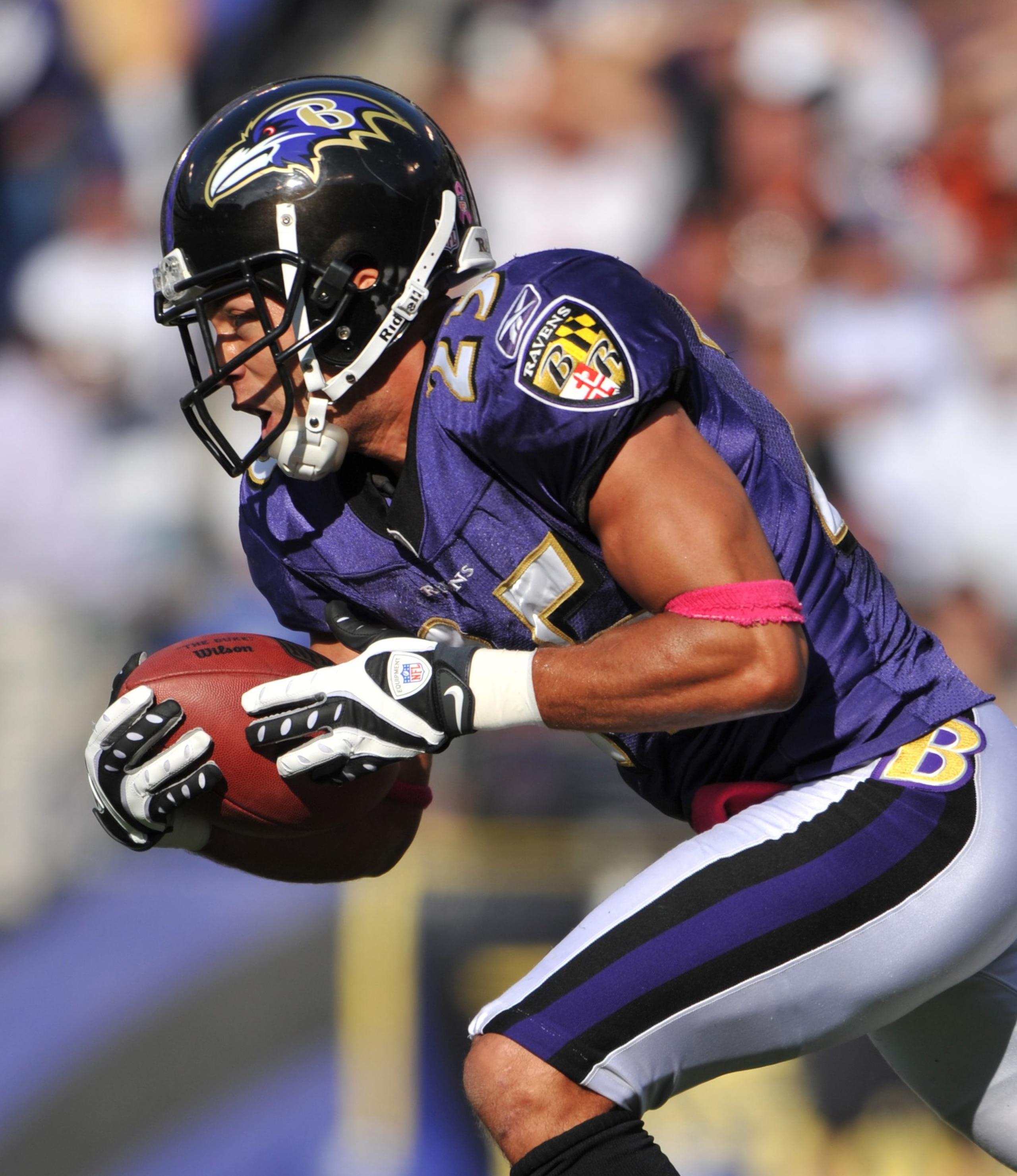 BALTIMORE - OCTOBER 11:  Chris Carr #25 of the Baltimore Ravens returns a kickoff against the Cincinnati Bengals at M&T Bank Stadium on October 11, 2009 in Baltimore, Maryland. The Bengals defeated the Ravens 17-14. (Photo by Larry French/Getty Images)