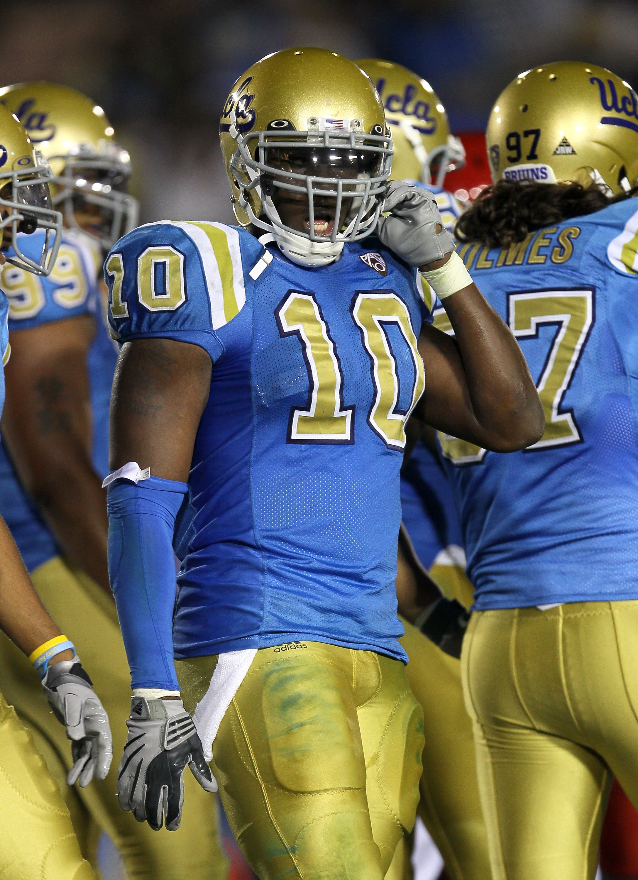 PASADENA, CA - SEPTEMBER 18:  Linebacker Akeem Ayers #10 of the UCLA Bruins in the game with the Houston Cougars at the Rose Bowl on September 18, 2010 in Pasadena, California.  UCLA won 31-13.  (Photo by Stephen Dunn/Getty Images)
