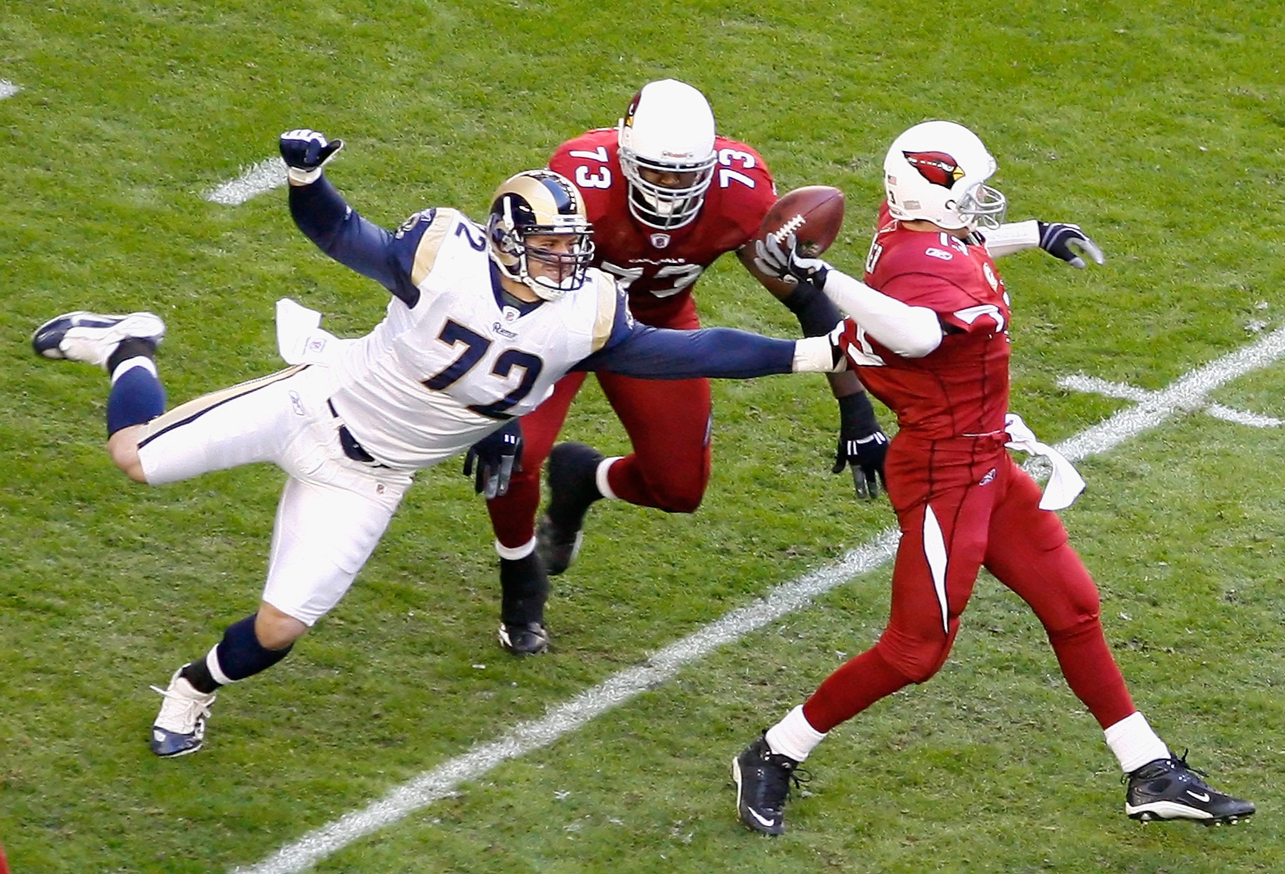 GLENDALE, AZ - DECEMBER 27:  Quarterback Kurt Warner #13 of the Arizona Cardinals attempts to throw a pass under pressure from Chris Long #72 of the St. Louis Rams during the first quarter of the NFL game at the Universtity of Phoenix Stadium on December 