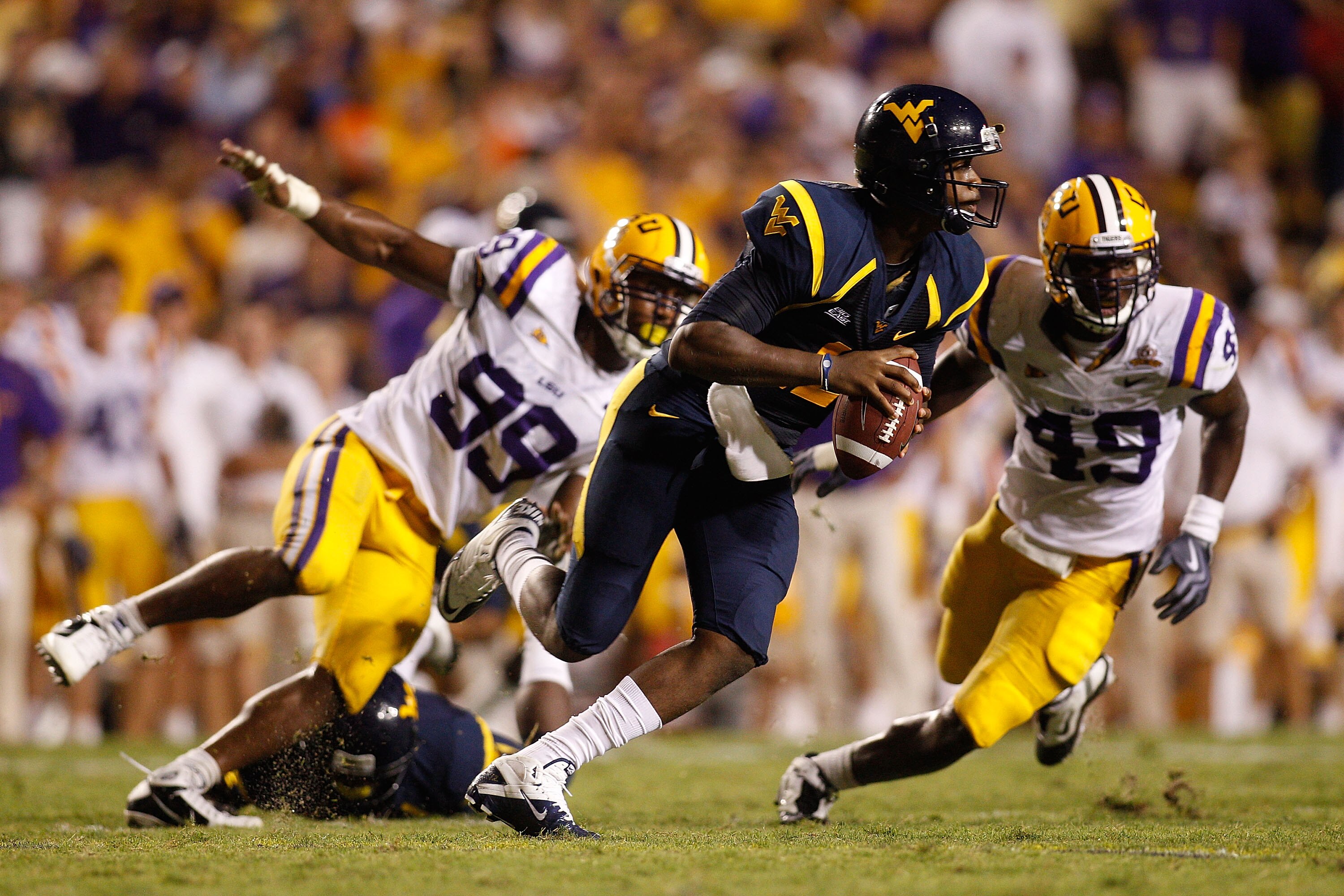 BATON ROUGE, LA - SEPTEMBER 25:  Quarterback Geno Smith #12 of the West Virginia Mountaineers in action against the Louisiana State University Tigers at Tiger Stadium on September 25, 2010 in Baton Rouge, Louisiana.  (Photo by Chris Graythen/Getty Images)