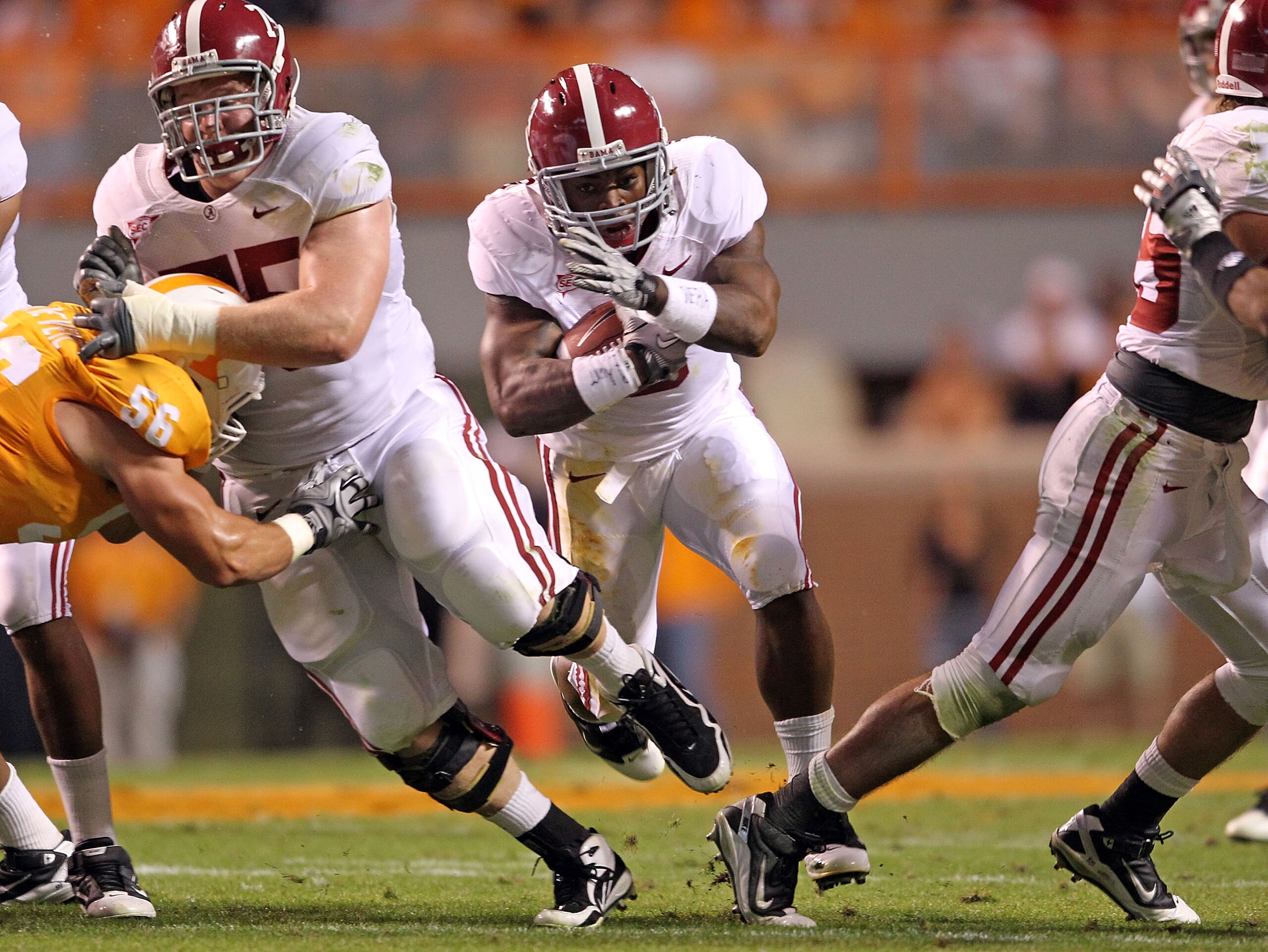 KNOXVILLE, TN - OCTOBER 23:  Trent Richardson #3 of the Alabama Crimson Tide runs with the ball during the SEC game against the Tennessee Volunteers at Neyland Stadium on October 23, 2010 in Knoxville, Tennessee.  (Photo by Andy Lyons/Getty Images)