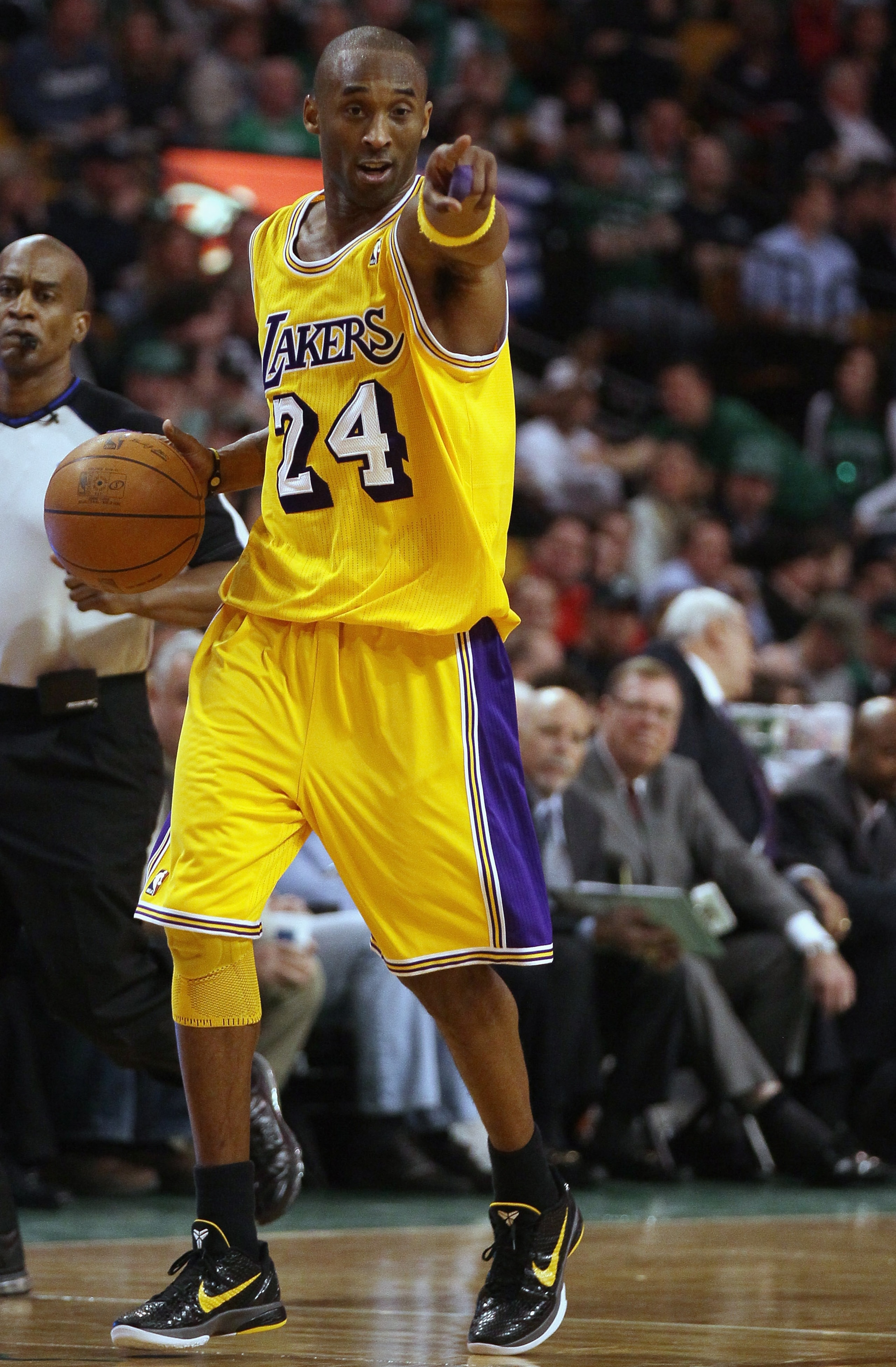 BOSTON, MA - FEBRUARY 10:  Kobe Bryant #24 of the Los Angeles Lakers directs his teammates in the fourth quarter against the Boston Celtics on February 10, 2011 at the TD Garden in Boston, Massachusetts.  The Lakers defeated the Celtics 92-86. NOTE TO USE