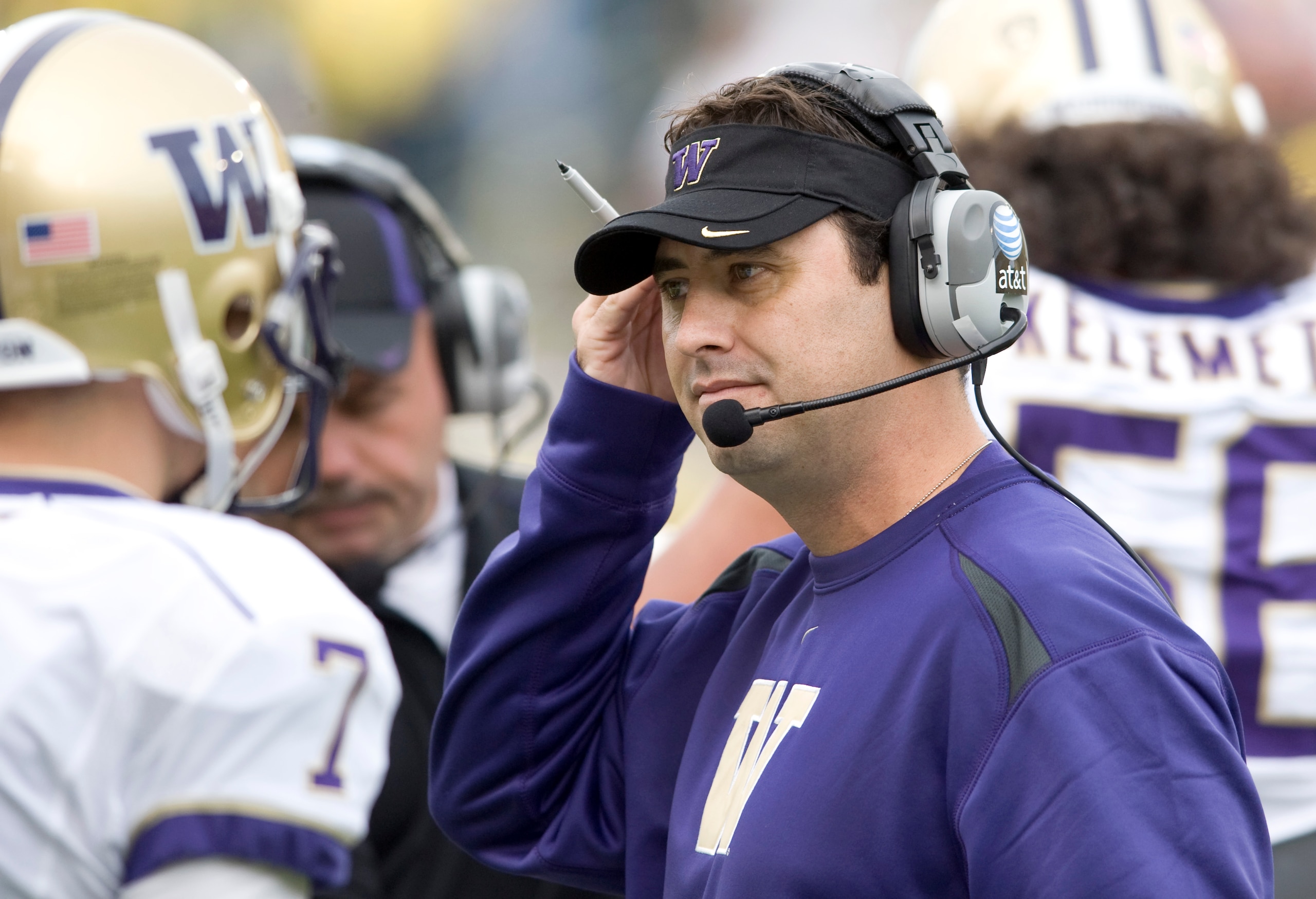 EUGENE, OR - NOVEMBER 6: Head coach Steve Sarkisian of the Washington Huskiest works the sidelines in the second quarter of the game against the Oregon Ducks at Autzen Stadium on November 6, 2010 in Eugene, Oregon. (Photo by Steve Dykes/Getty Images) EUGENE, OR - NOVEMBER 6: Head coach Steve Sarkisian of the Washington Huskiest works the sidelines in the second quarter of the game against the Oregon Ducks at Autzen Stadium on November 6, 2010 in Eugene, Oregon. (Photo by Steve Dykes/Getty Images)
