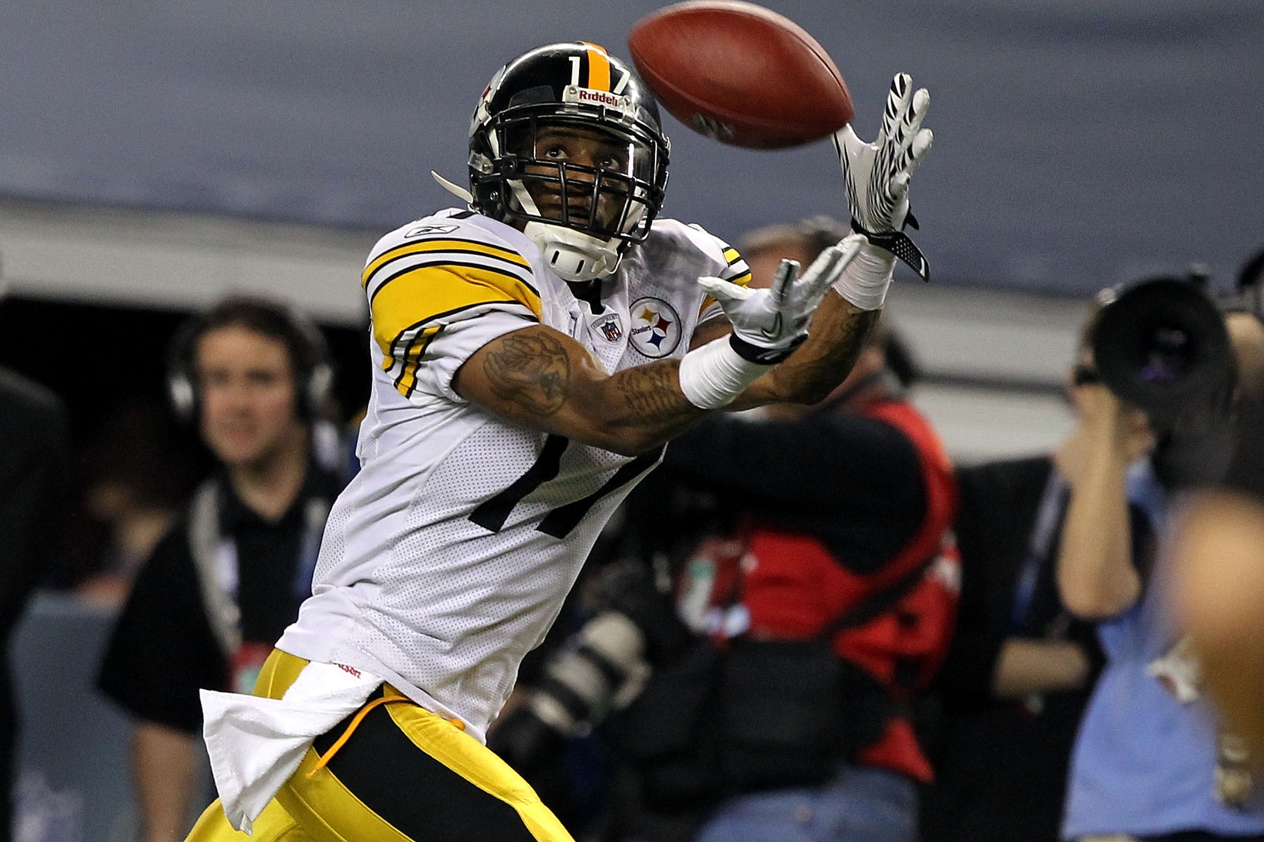 ARLINGTON, TX - FEBRUARY 06:  Mike Wallace #17 of the Pittsburgh Steelers catches a 25-yard touchdown reception in the fourth quarter against the Green Bay Packers during Super Bowl XLV at Cowboys Stadium on February 6, 2011 in Arlington, Texas. Packers w