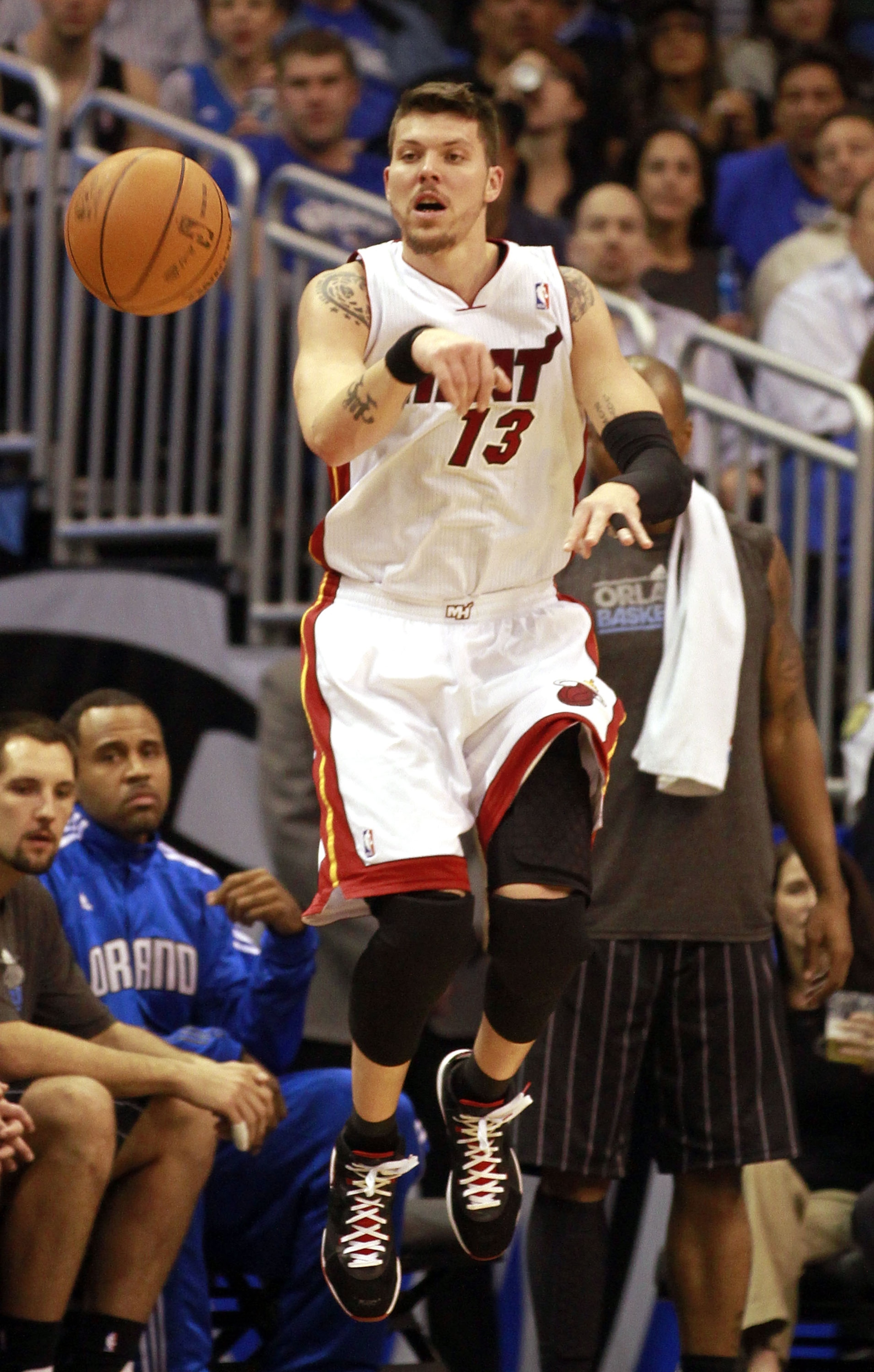ORLANDO, FL - FEBRUARY 03:  Forward Mike Miller #13 of the Miami Heat passes against the Orlando Magic at Amway Arena on February 3, 2011 in Orlando, Florida. NOTE TO USER: User expressly acknowledges and agrees that, by downloading and or using this phot