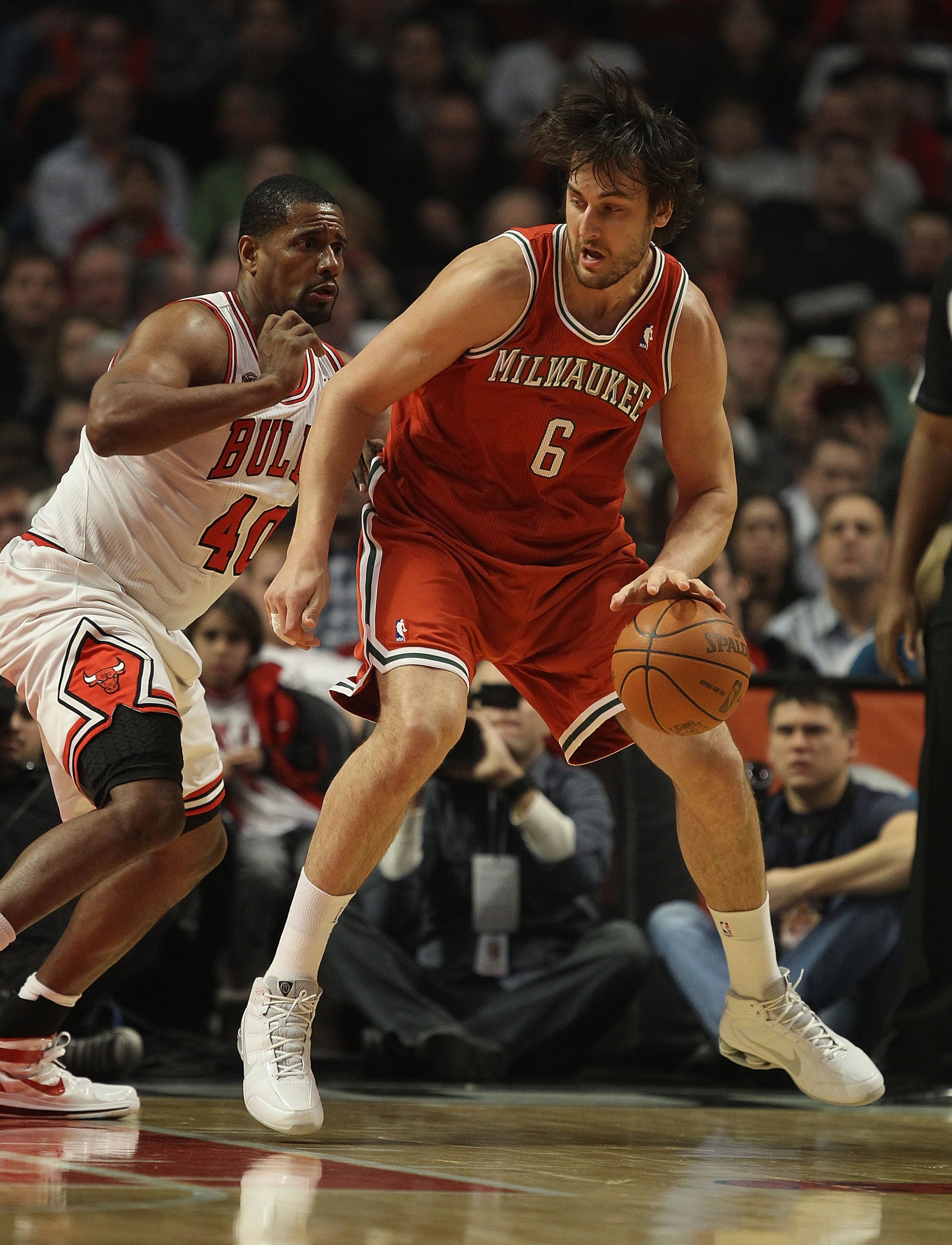 CHICAGO, IL - DECEMBER 28: Andrew Bogut #6 of the Milwaukee Bucks moves against Kurt Thomas #40 of the Chicago Bulls at the United Center on December 28, 2010 in Chicago, Illinois. The Bulls defeated the Bucks 90-77. NOTE TO USER: User expressly acknowled