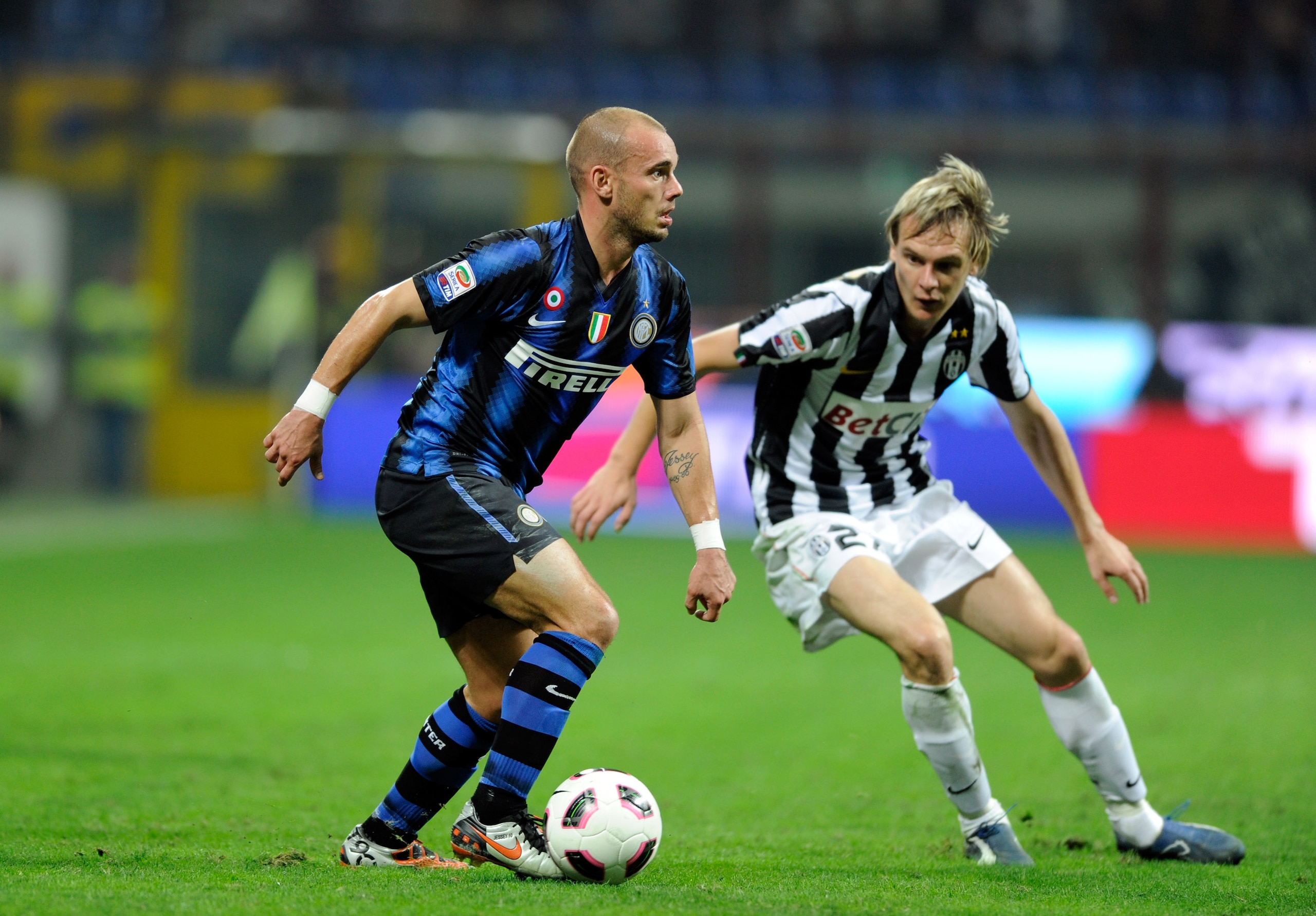 MILAN, ITALY - OCTOBER 03: Wesley Sneijder of Inter Milan and Milos Krasic of Juventus FC during the Serie A match between FC Internazionale Milano and Juventus FC at Stadio Giuseppe Meazza on October 3, 2010 in Milan, Italy. (Photo by Claudio Villa/Get MILAN, ITALY - OCTOBER 03: Wesley Sneijder of Inter Milan and Milos Krasic of Juventus FC during the Serie A match between FC Internazionale Milano and Juventus FC at Stadio Giuseppe Meazza on October 3, 2010 in Milan, Italy. (Photo by Claudio Villa/Get