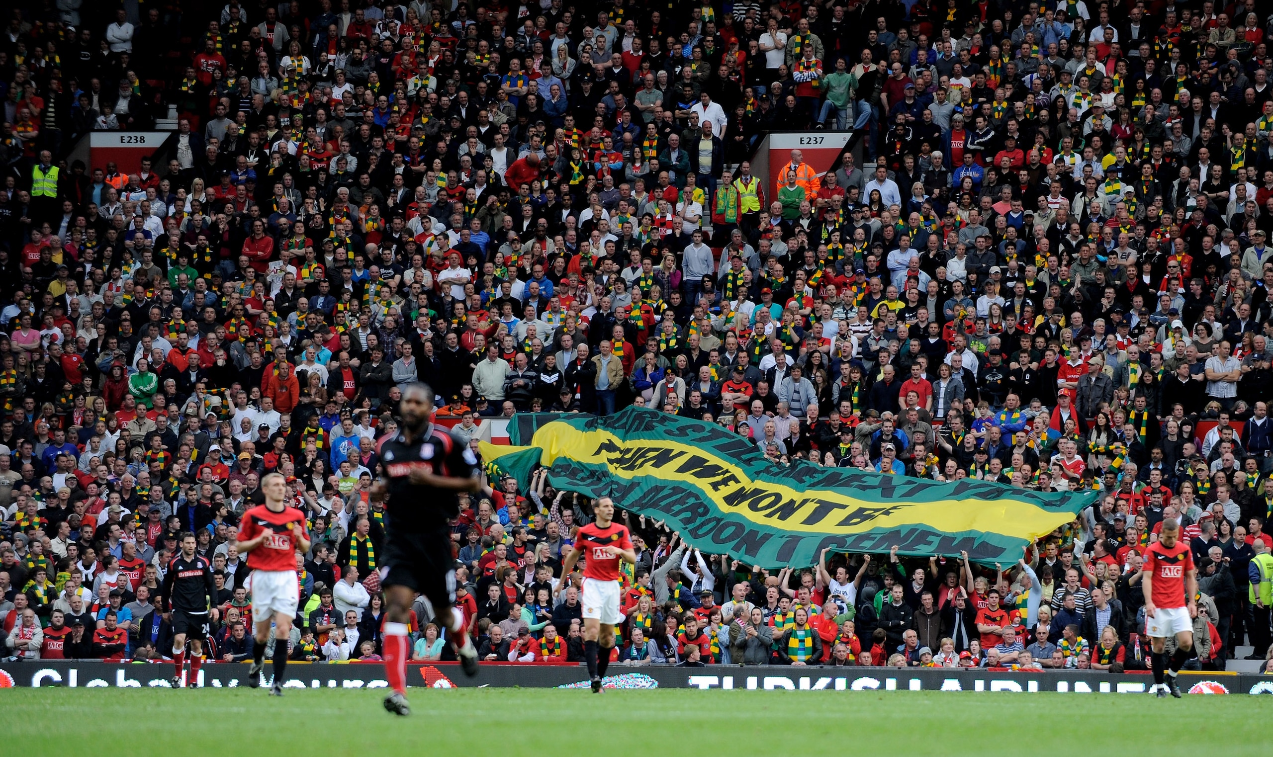 MANCHESTER, ENGLAND - MAY 09: Manchester United fans show off banners protesting against the club's owners during the Barclays Premier League match between Manchester United and Stoke City at Old Trafford on May 9, 2010 in Manchester, England. (Photo by MANCHESTER, ENGLAND - MAY 09: Manchester United fans show off banners protesting against the club's owners during the Barclays Premier League match between Manchester United and Stoke City at Old Trafford on May 9, 2010 in Manchester, England. (Photo by