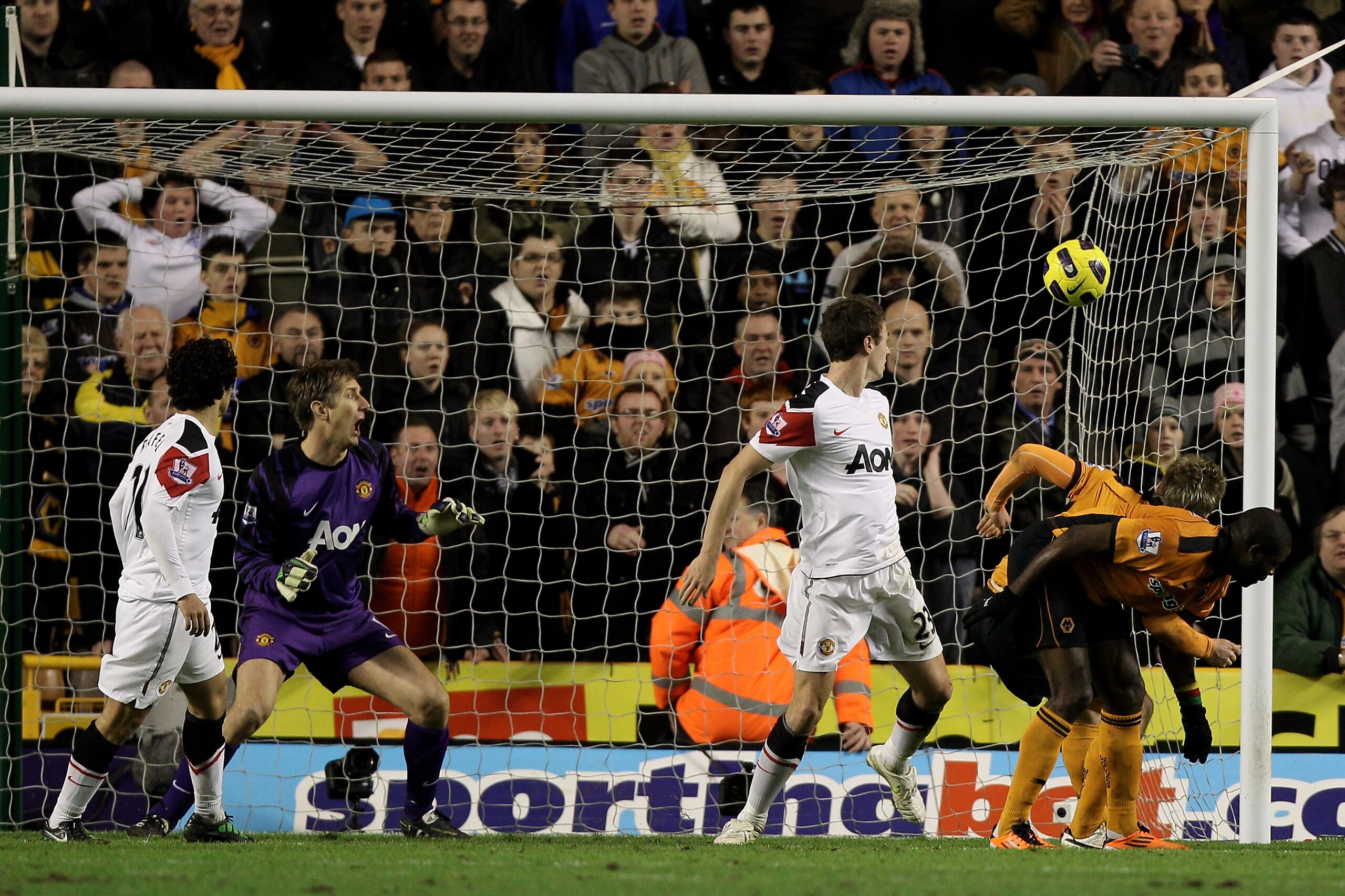 WOLVERHAMPTON, ENGLAND - FEBRUARY 05: Kevin Doyle (2R) of Wolverhampton scores his teams second goal as goalkeeper Edwin Van Der Sar (2L) of Manchester United looks on during the Barclays Premier League match between Wolverhampton Wanderers and Mancheste WOLVERHAMPTON, ENGLAND - FEBRUARY 05: Kevin Doyle (2R) of Wolverhampton scores his teams second goal as goalkeeper Edwin Van Der Sar (2L) of Manchester United looks on during the Barclays Premier League match between Wolverhampton Wanderers and Mancheste
