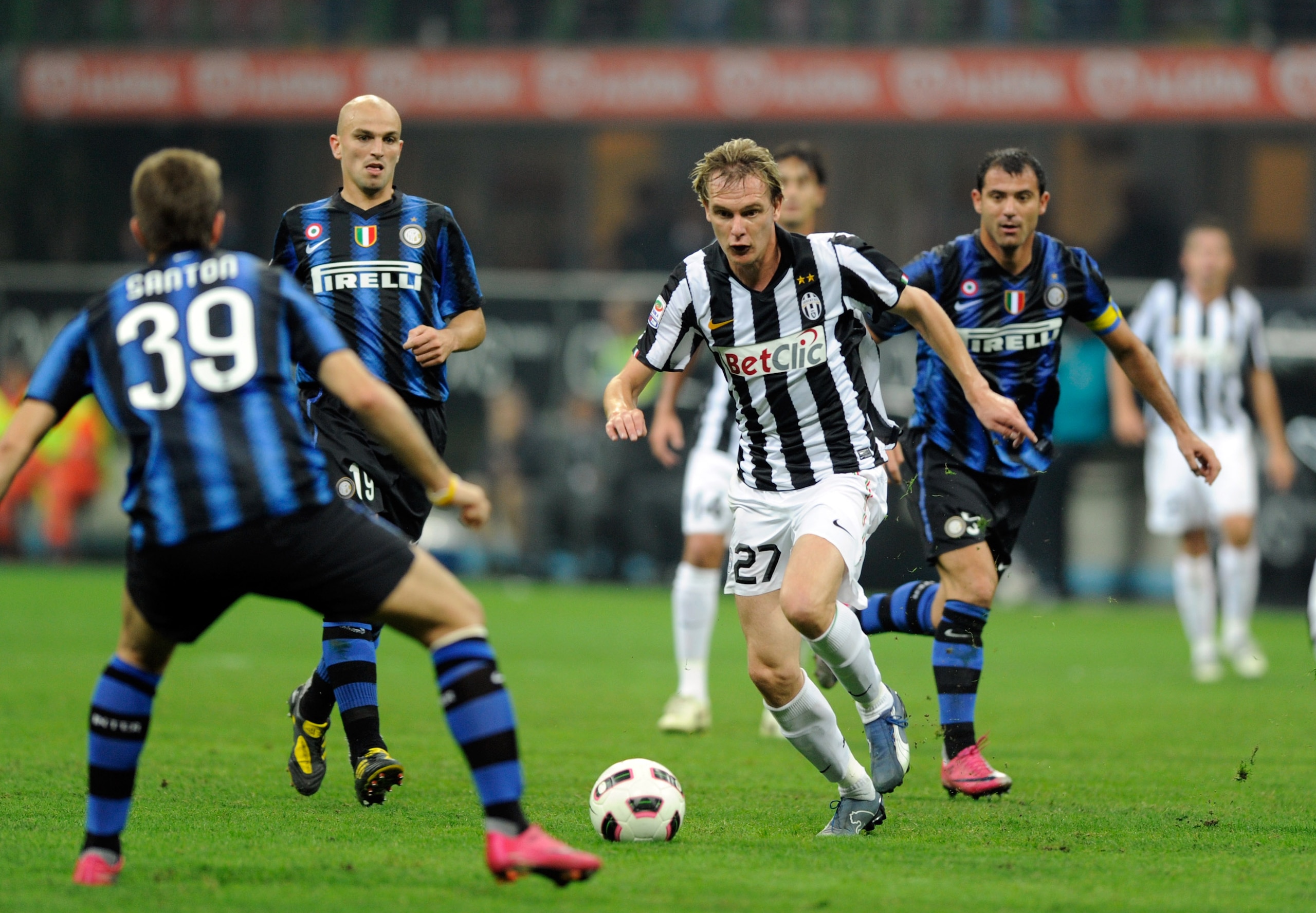 MILAN, ITALY - OCTOBER 03:  Dejan Stankovic of Inter Milan and Milos Krasic of Juventus FC during the Serie A match between FC Internazionale Milano and Juventus FC at Stadio Giuseppe Meazza on October 3, 2010 in Milan, Italy.  (Photo by Claudio Villa/Get