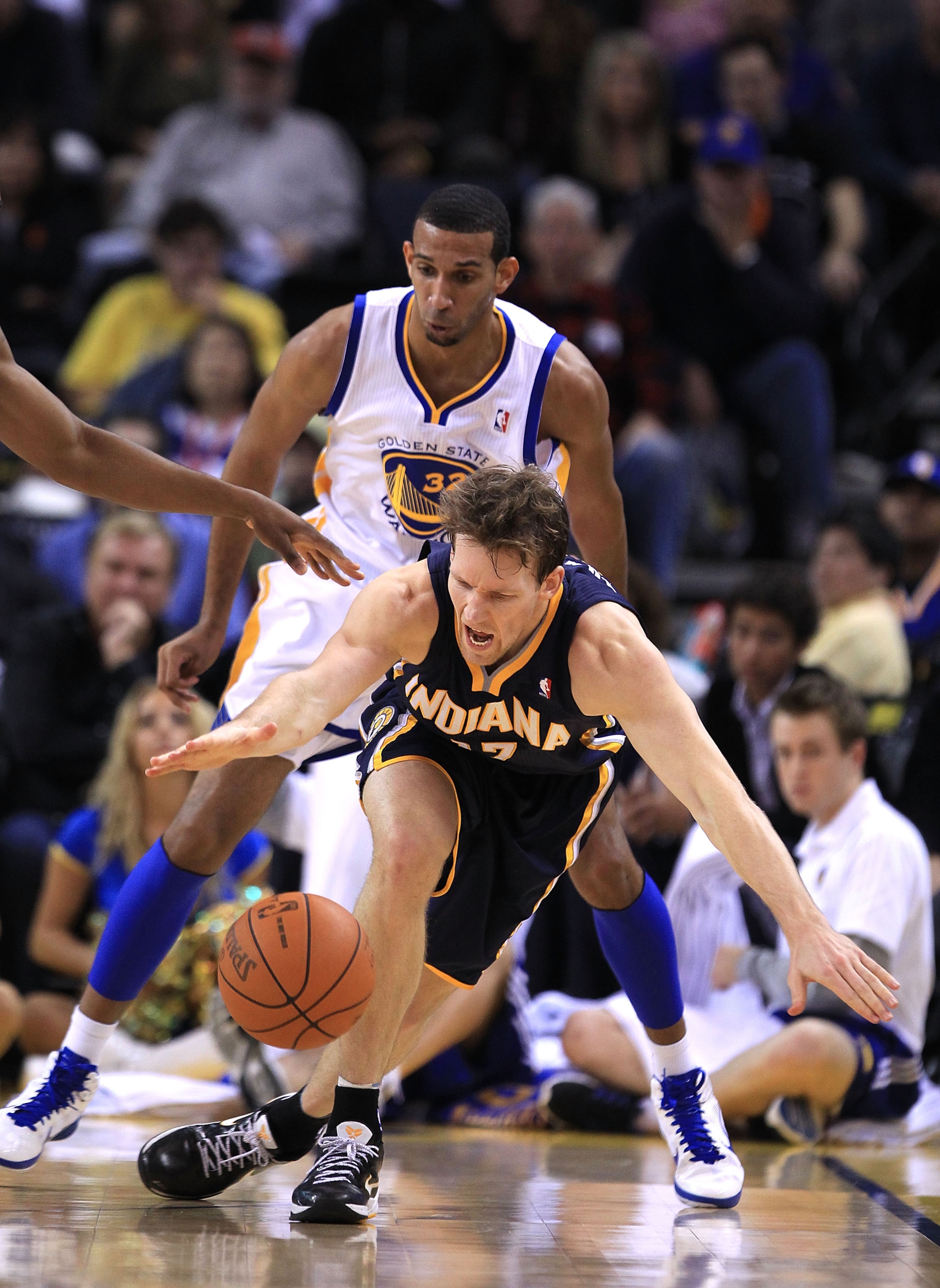 OAKLAND, CA - JANUARY 19:  Mike Dunleavy #17 of the Indiana Pacers looses the ball while guarded by Brandan Wright #32 of the Golden State Warriors at Oracle Arena on January 19, 2011 in Oakland, California.  NOTE TO USER: User expressly acknowledges and