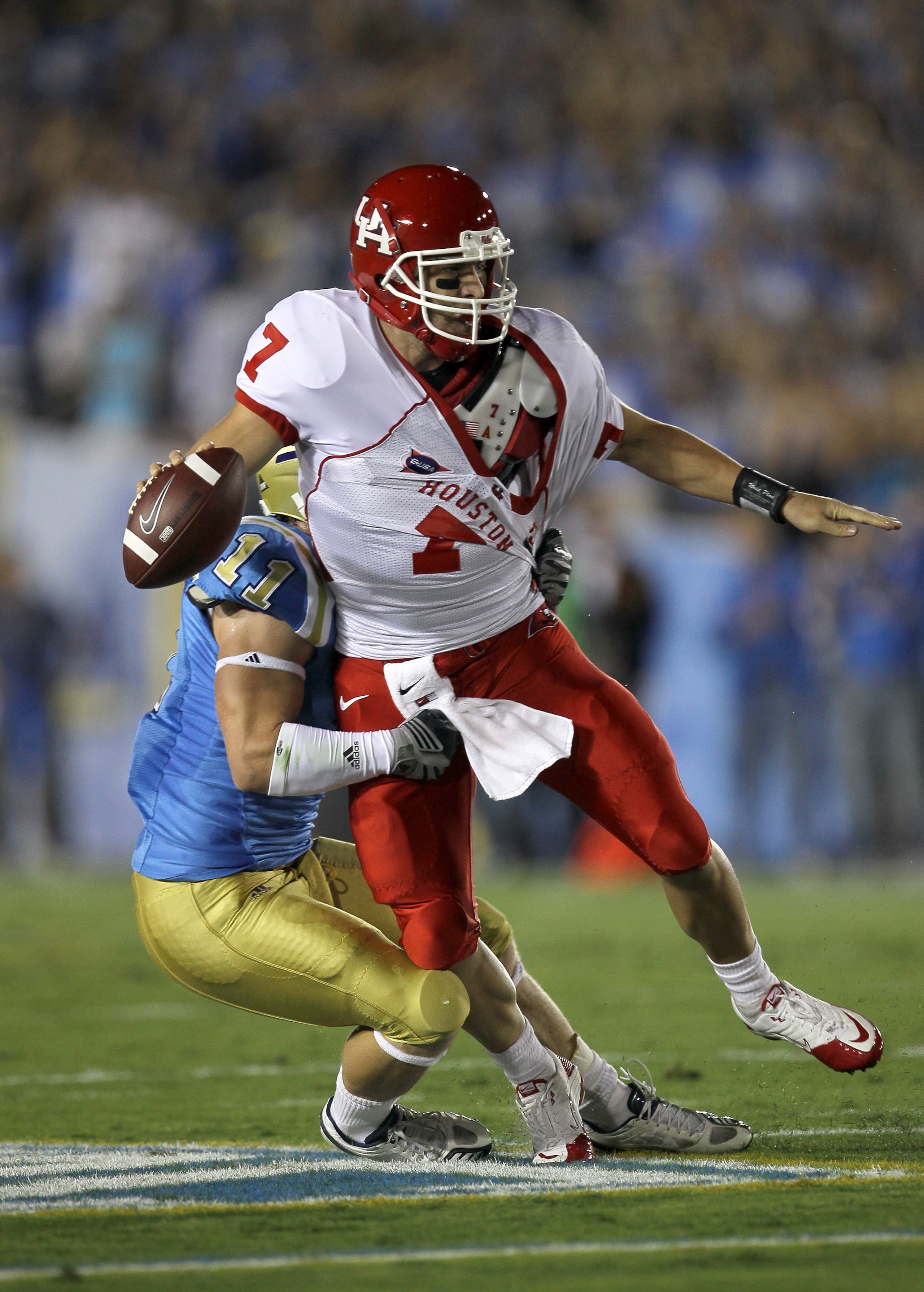PASADENA, CA - SEPTEMBER 18:  Quarterback Case Keenum #7 of the Houston Cougars is tied up by linebacker Sean Westgate #11 of the UCLA Bruins at the Rose Bowl on September 18, 2010 in Pasadena, California.  (Photo by Stephen Dunn/Getty Images)
