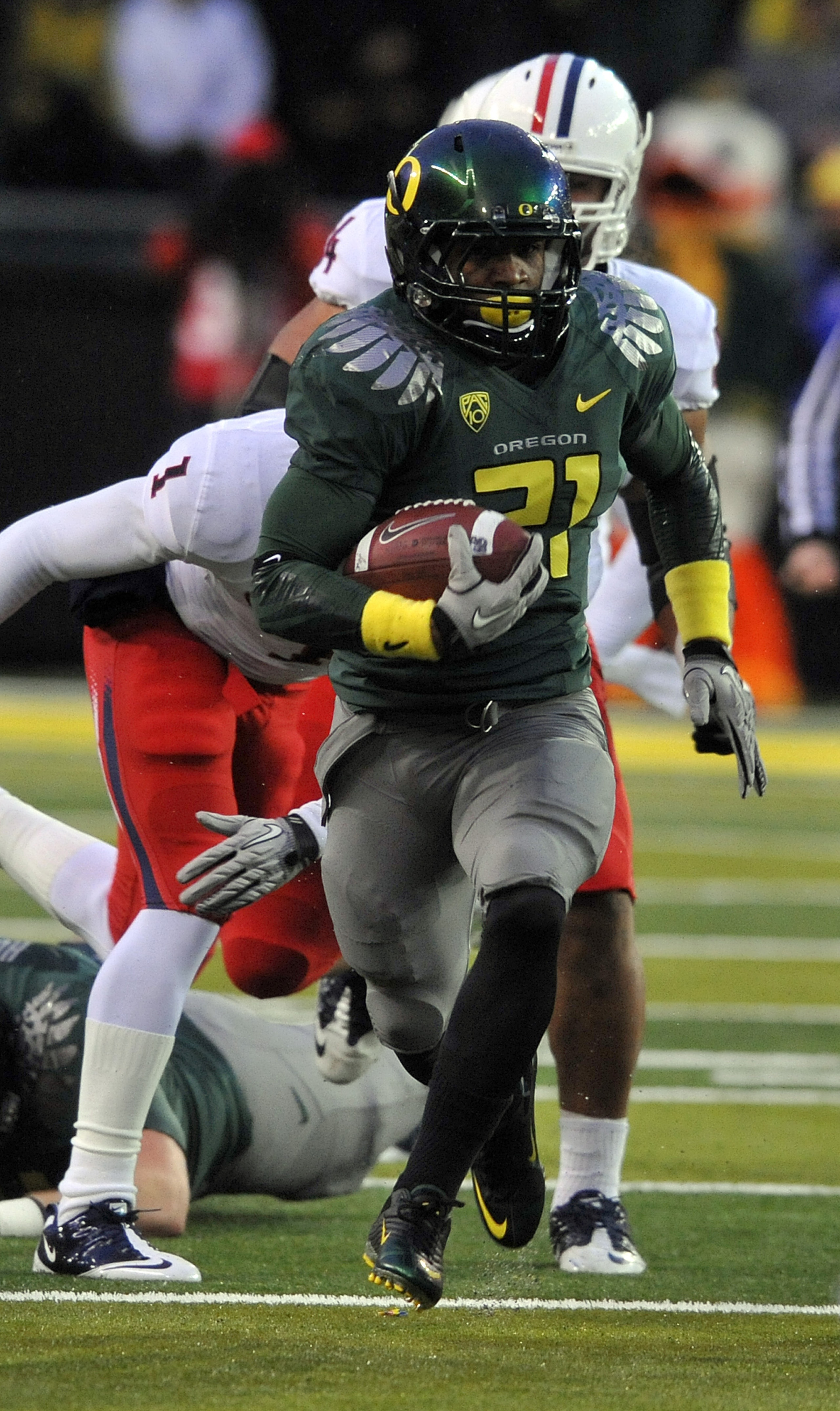 EUGENE, OR - NOVEMBER 26: Running back LaMichael James #21 of the Oregon Ducks runs with the ball in the first quarter of the game against the Arizona Wildcats at Autzen Stadium on November 26, 2010 in Eugene, Oregon. The Ducks won the game 48-29. (Photo 