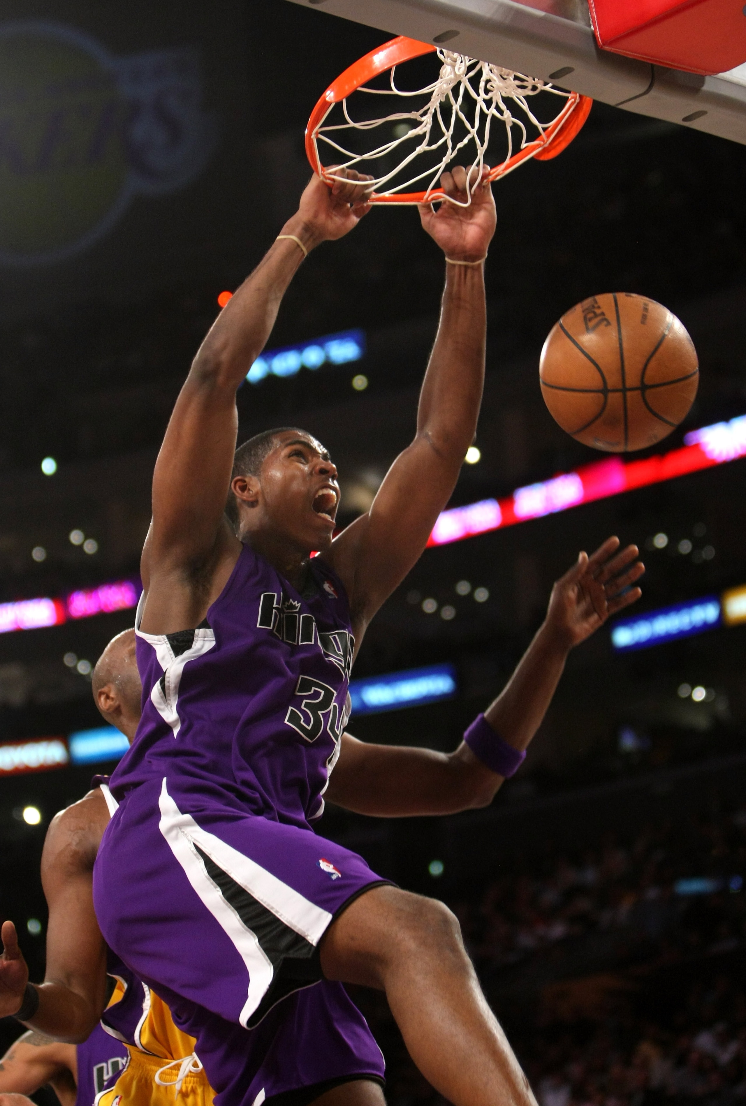 LOS ANGELES, CA - DECEMBER 12: Jason Thompson #34 of the Sacramento Kings dunks against the Los Angeles Lakers on December 12, 2008 at Staples Center in Los Angeles, California. The Lakers won 112-103. NOTE TO USER: User expressly acknowledges and agr LOS ANGELES, CA - DECEMBER 12: Jason Thompson #34 of the Sacramento Kings dunks against the Los Angeles Lakers on December 12, 2008 at Staples Center in Los Angeles, California. The Lakers won 112-103. NOTE TO USER: User expressly acknowledges and agr