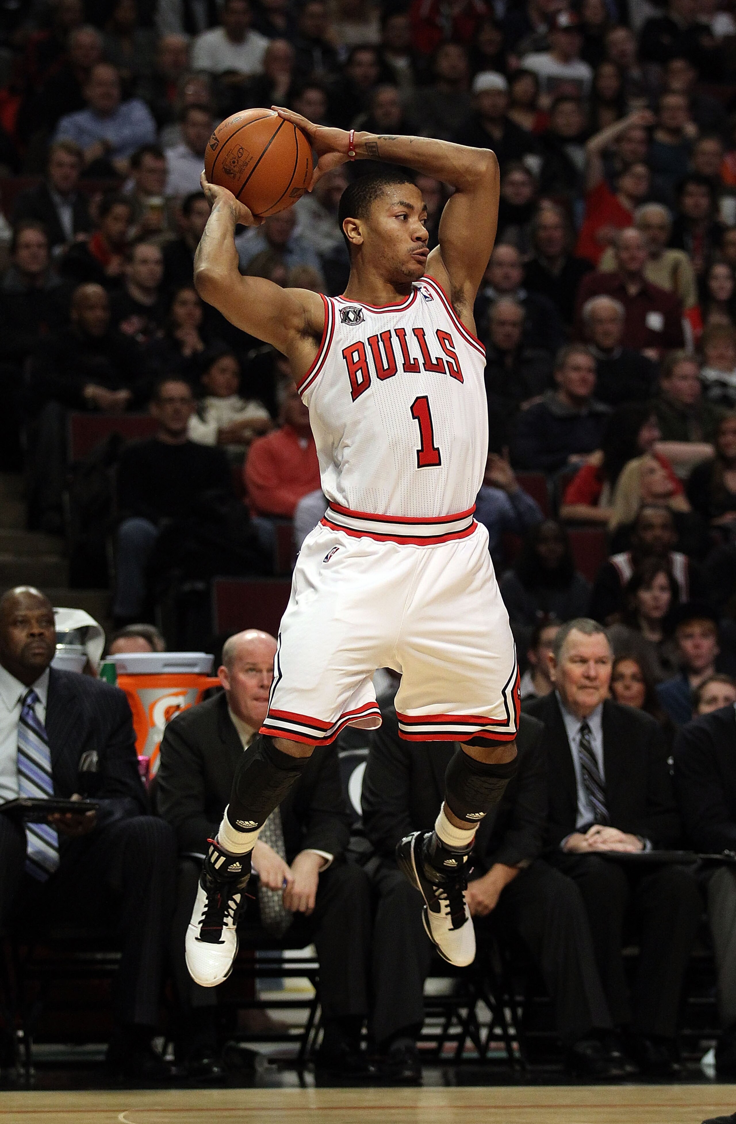 CHICAGO, IL - JANUARY 28: Derrick Rose #1 of the Chicago Bulls leaps to pass against the Orlando Magic at the United Center on January 28, 2011 in Chicago, Illinois. The Bulls defeated the Magic 99-90. NOTE TO USER: User expressly acknowledges and agrees