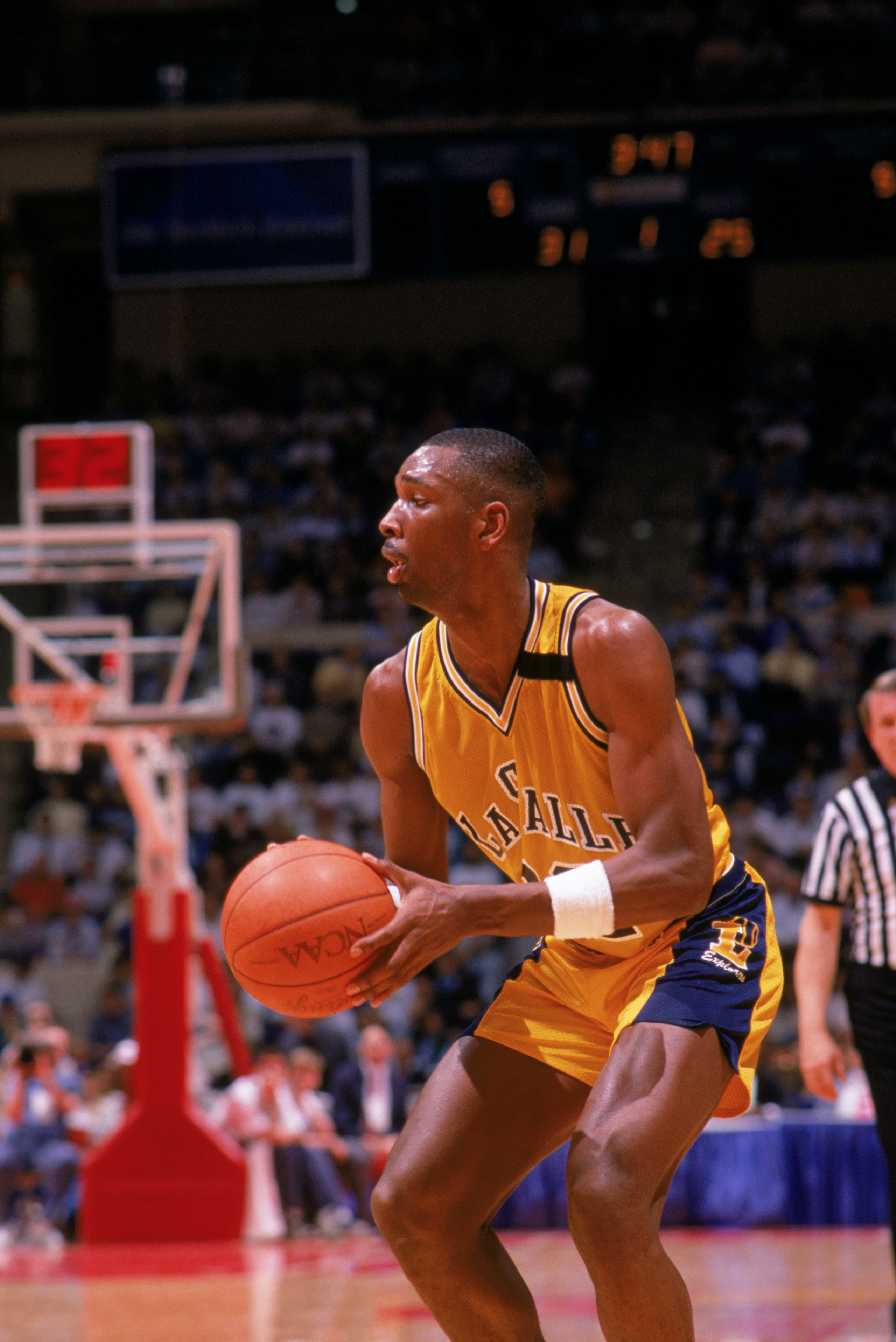 1989:  Lionel Simmons of the La Salle University Explorers looks to make a move during a NCAA game in 1989.  (Photo by Getty Images)