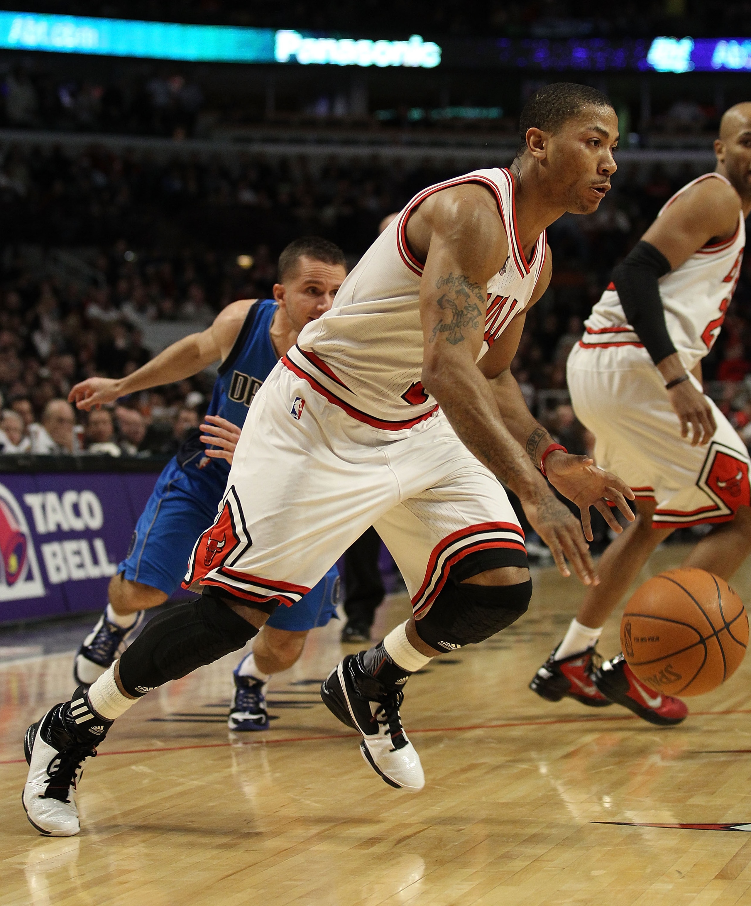 CHICAGO, IL - JANUARY 20: Derrick Rose #1 of the Chicago Bulls moves past Jose Barea #11 of the Dallas Mavericks at the United Center on January 20, 2011 in Chicago, Illinois. The Bulls defeated the Mavericks 82-77. NOTE TO USER: User expressly acknowledg