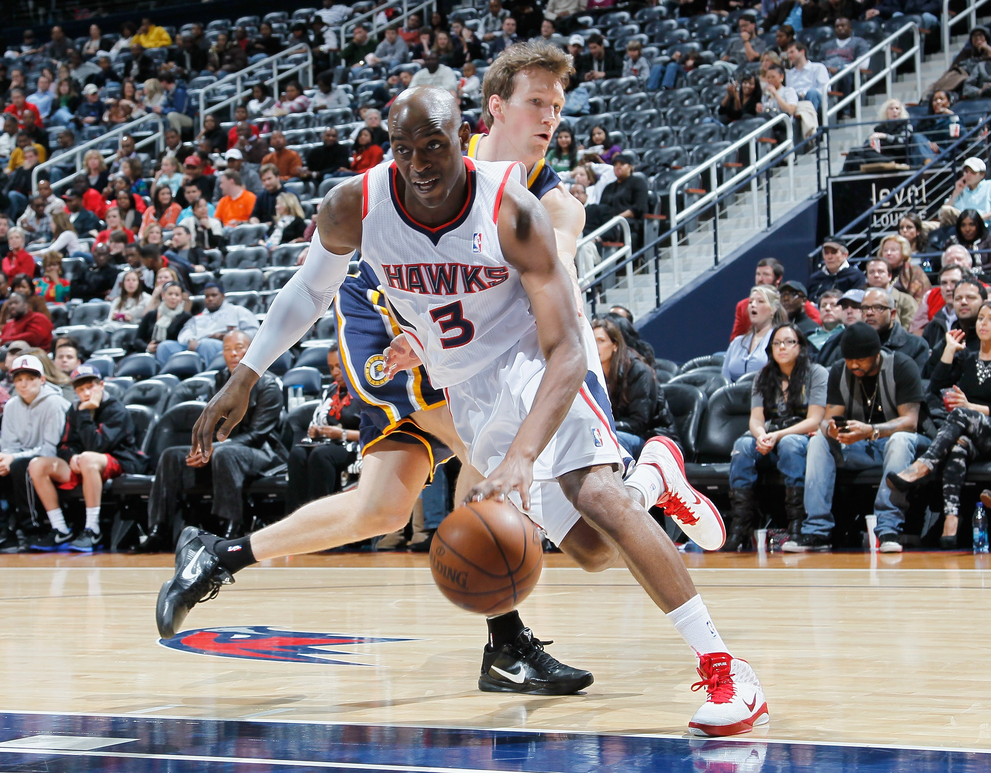 ATLANTA, GA - DECEMBER 11:  Damien Wilkins #3 of the Atlanta Hawks against Mike Dunleavy #17 of the Indiana Pacers at Philips Arena on December 11, 2010 in Atlanta, Georgia.  NOTE TO USER: User expressly acknowledges and agrees that, by downloading and/or