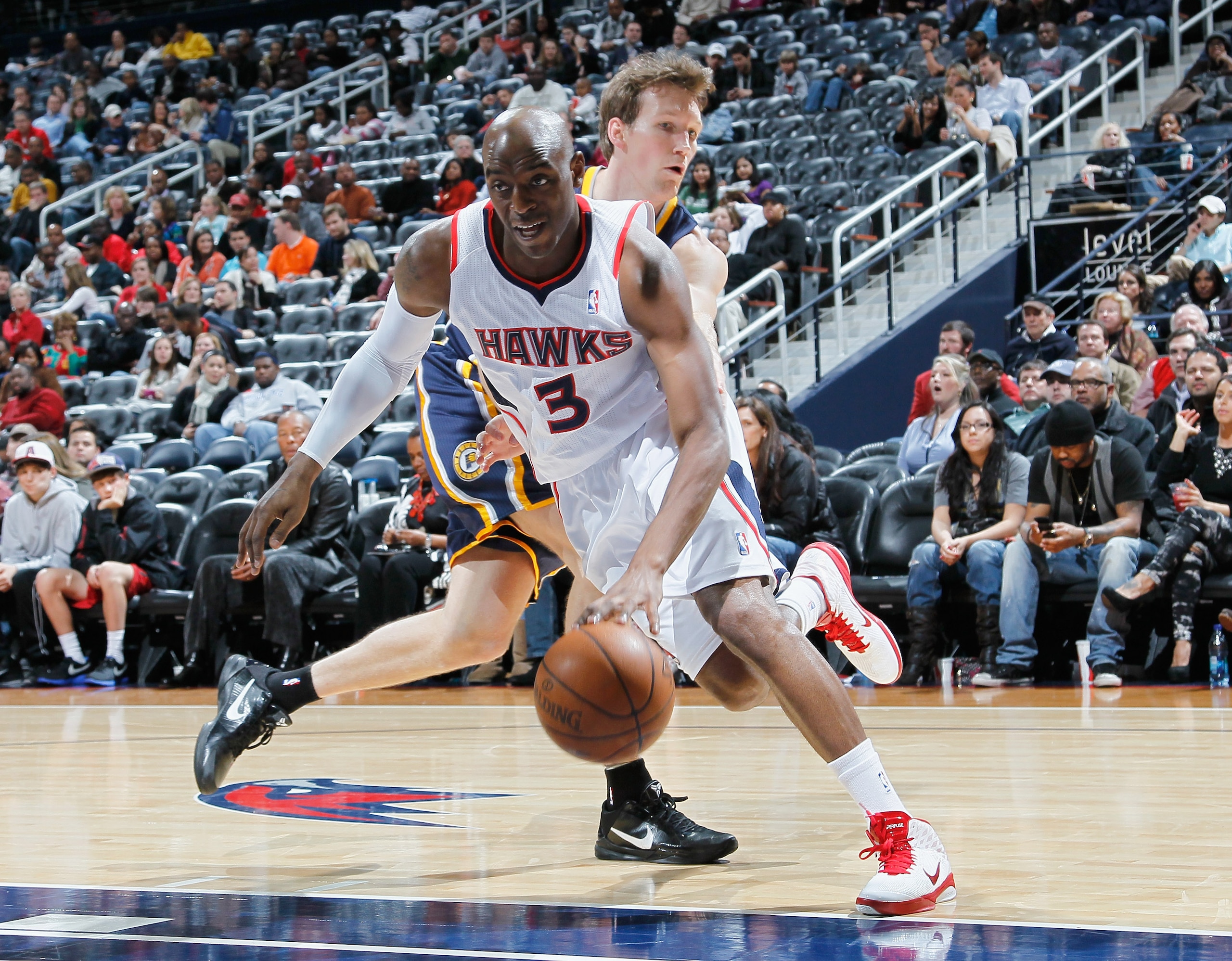 ATLANTA, GA - DECEMBER 11:  Damien Wilkins #3 of the Atlanta Hawks against Mike Dunleavy #17 of the Indiana Pacers at Philips Arena on December 11, 2010 in Atlanta, Georgia.  NOTE TO USER: User expressly acknowledges and agrees that, by downloading and/or