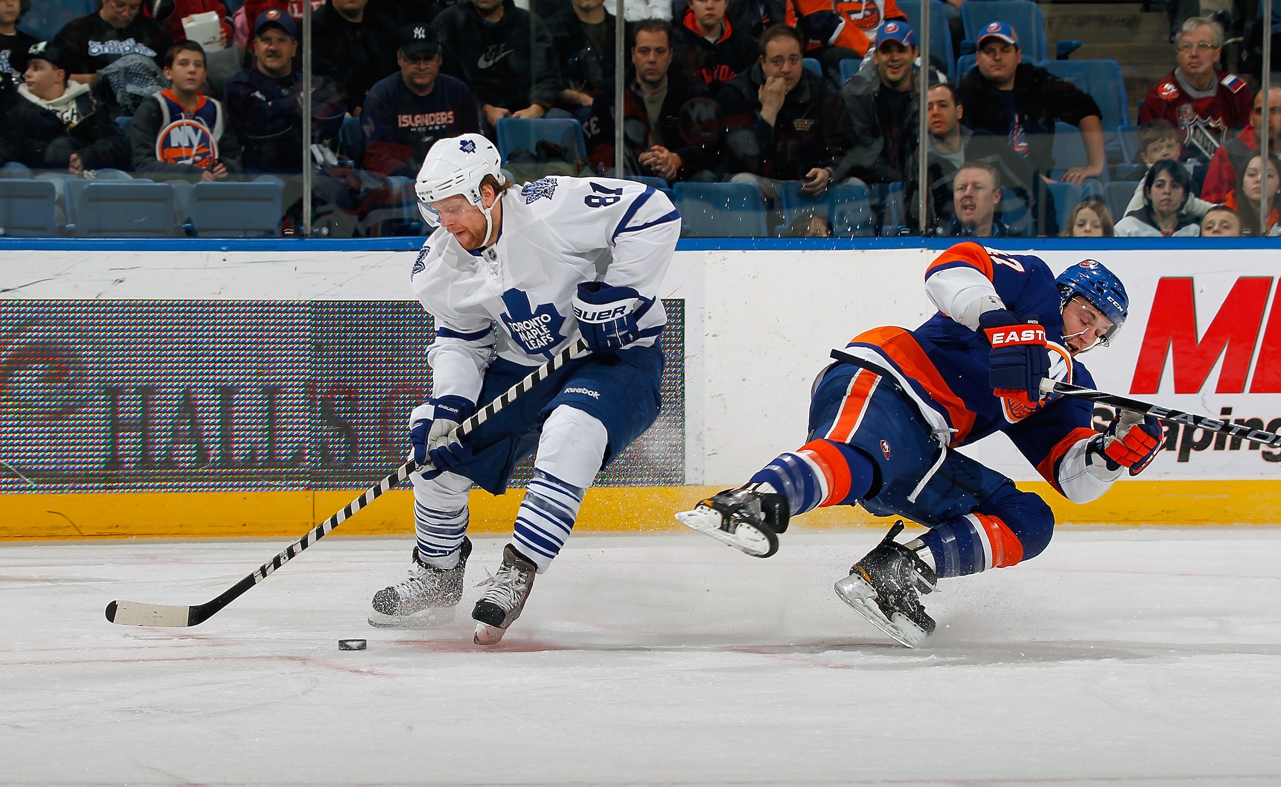 UNIONDALE, NY - FEBRUARY 08:  Phil Kessel #81 of the Toronto Maple Leafs skates with the puck against the New York Islanders on February 8, 2011 at Nassau Colsium in Uniondale, New York.  (Photo by Lou Capozzola/Getty Images)