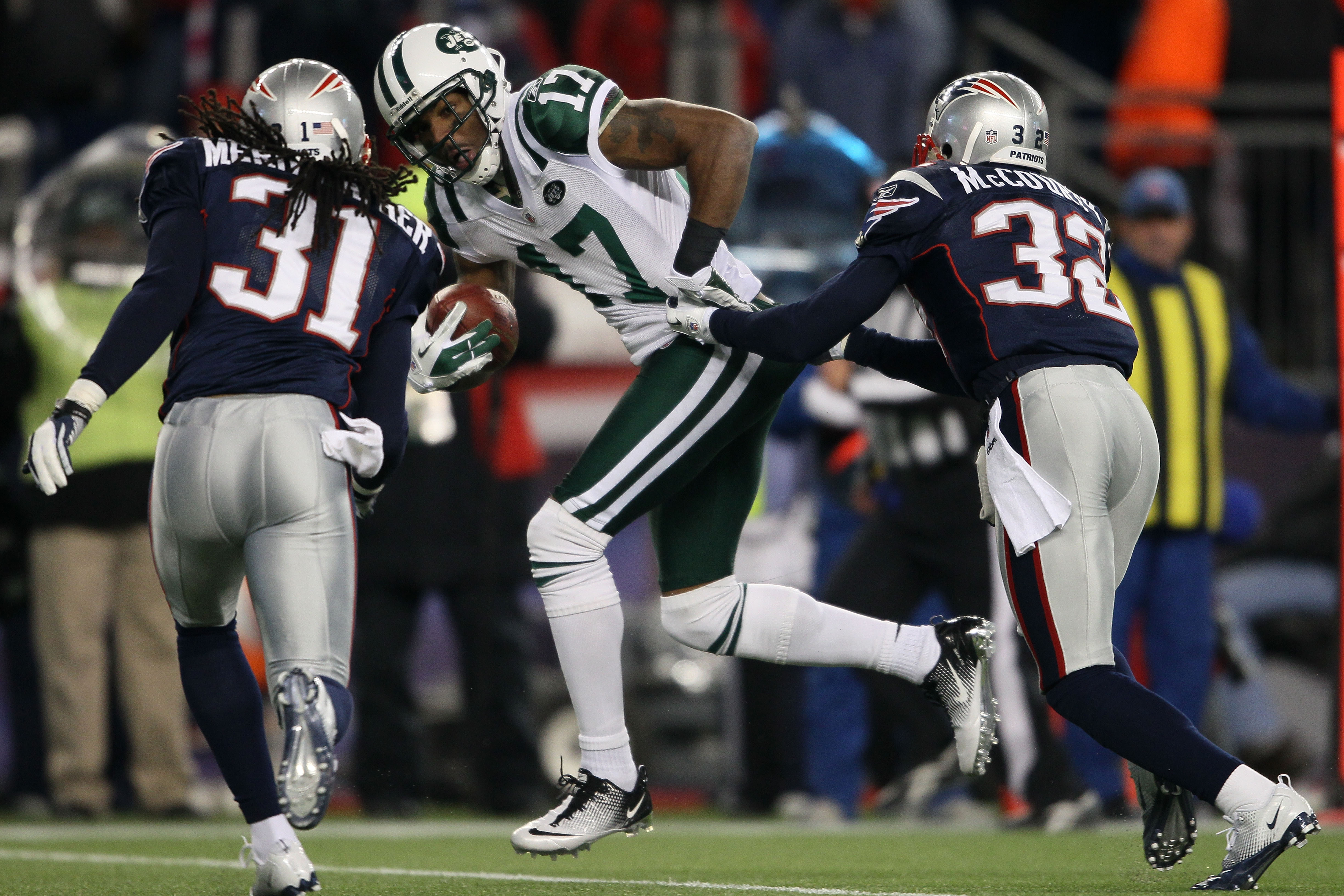 FOXBORO, MA - JANUARY 16:  Wide receiver Braylon Edwards #17 of the New York Jets runs with the ball during their 2011 AFC divisional playoff game against the New England Patriots at Gillette Stadium on January 16, 2011 in Foxboro, Massachusetts.  (Photo