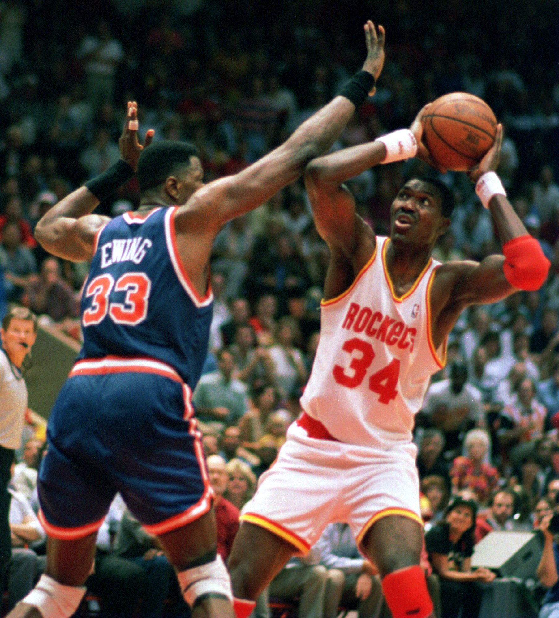 19 Jun 1994: HOUSTON ROCKET HAKEEM OLAJUWON LOOKS TO THE HOOP PAST NEW YORK KNICK PATRICK EWING DURING FIRST HALF ACTION OF GAME 6 OF THE NBA CHAMPIONSHIP AT THE SUMMIT IN HOUSTON, TEXAS.