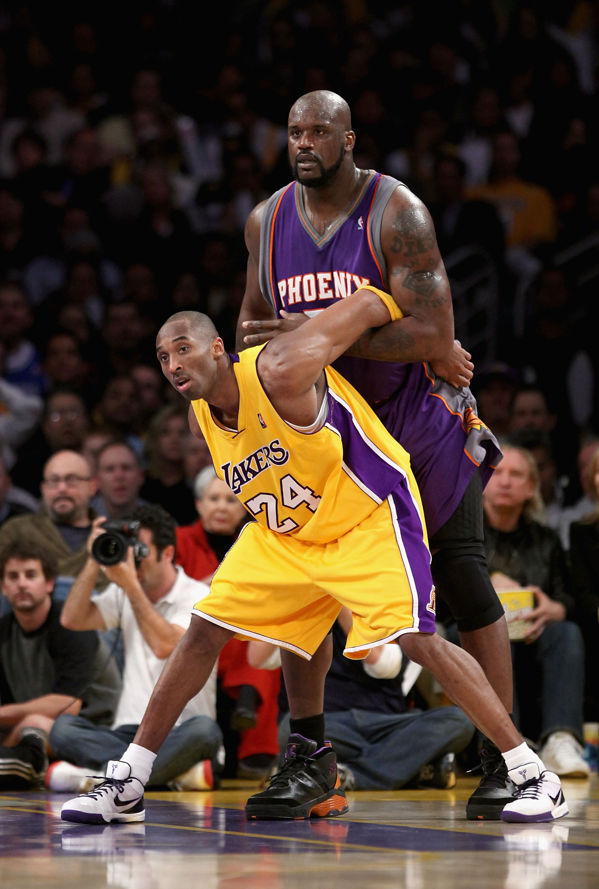 LOS ANGELES, CA - FEBRUARY 26:  Kobe Bryant #24 of the Los Angeles Lakers guards Shaquille O'Neal #32 of the Phoenix Suns during the NBA game at Staples Center February 26, 2009 in Los Angeles, California.  NOTE TO USER: User expressly acknowledges and ag