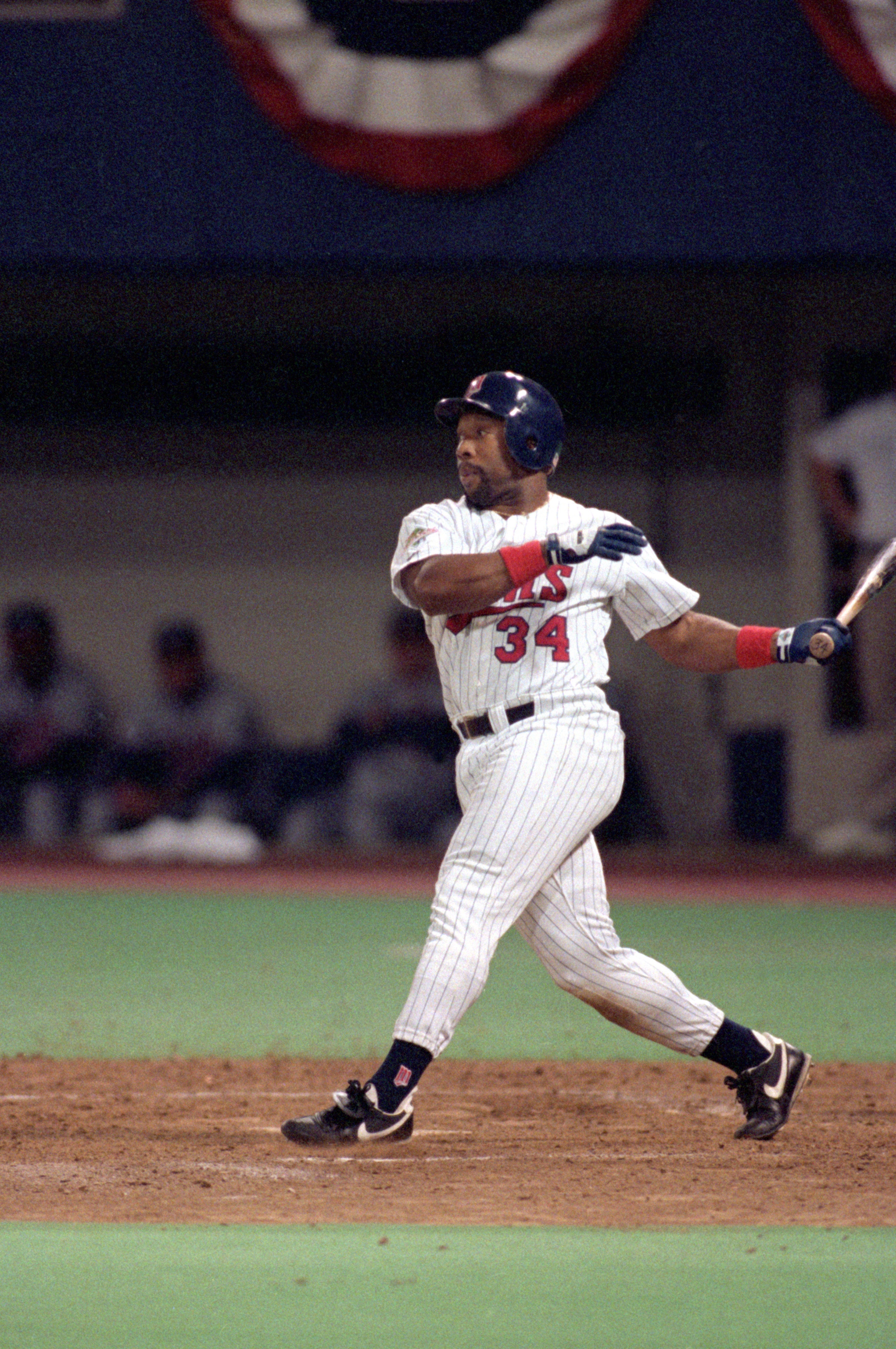 MINNEAPOLIS - OCTOBER 27: Kirby Puckett #34 of the Minnesota Twins swings at a pitch during Game seven of the 1991 World Series against the Atlanta Braves at the Metrodome on October 27, 1991 in Minneapolis, Minnesota. The Twins defeated the Braves 1-0 i MINNEAPOLIS - OCTOBER 27: Kirby Puckett #34 of the Minnesota Twins swings at a pitch during Game seven of the 1991 World Series against the Atlanta Braves at the Metrodome on October 27, 1991 in Minneapolis, Minnesota. The Twins defeated the Braves 1-0 i
