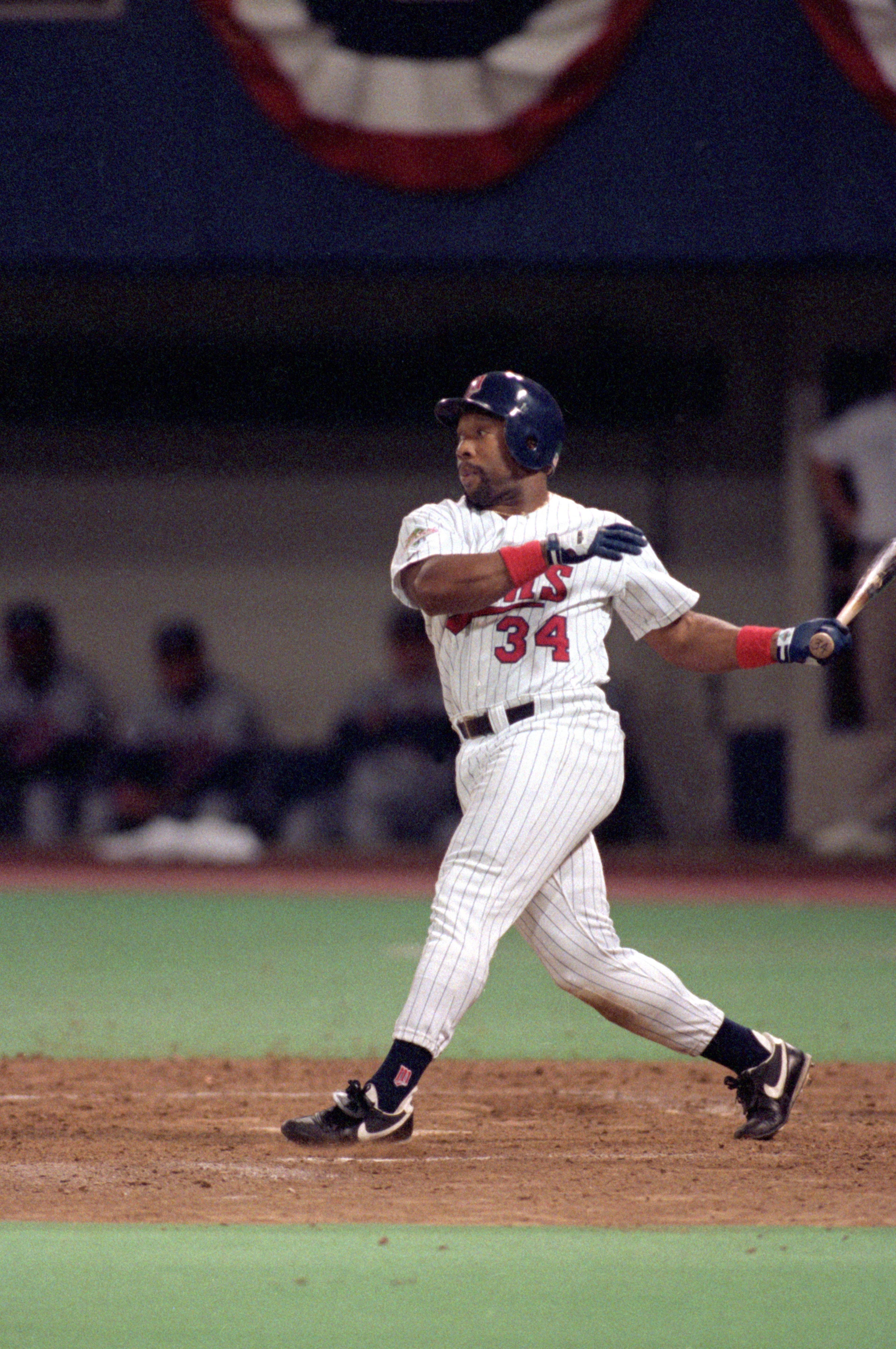 MINNEAPOLIS - OCTOBER 27: Kirby Puckett #34 of the Minnesota Twins swings at a pitch during Game seven of the 1991 World Series against the Atlanta Braves at the Metrodome on October 27, 1991 in Minneapolis, Minnesota. The Twins defeated the Braves 1-0 i MINNEAPOLIS - OCTOBER 27: Kirby Puckett #34 of the Minnesota Twins swings at a pitch during Game seven of the 1991 World Series against the Atlanta Braves at the Metrodome on October 27, 1991 in Minneapolis, Minnesota. The Twins defeated the Braves 1-0 i