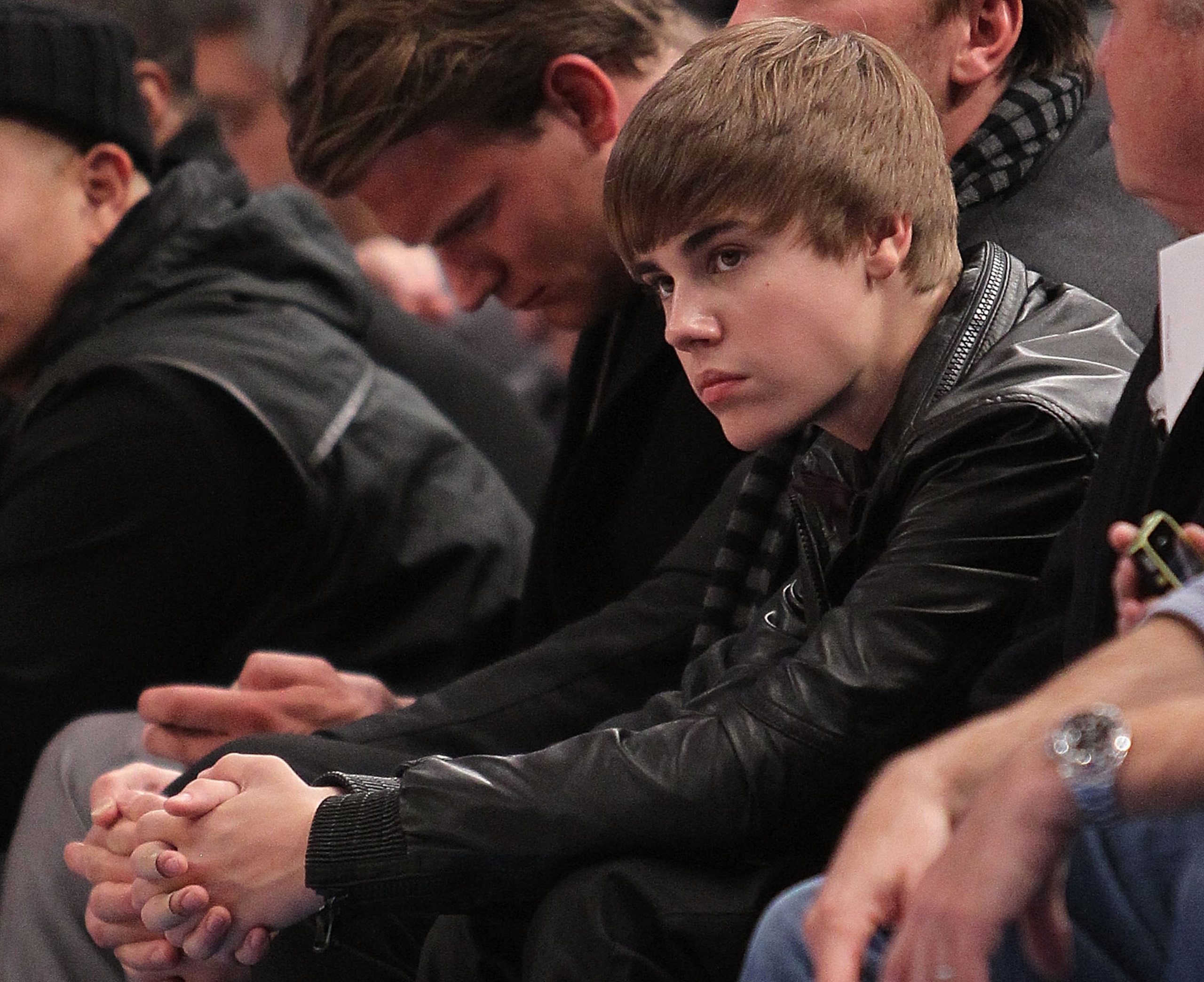 NEW YORK, NY - FEBRUARY 02: Singer Justin Bieber sits courtside during the game between the New York Knicks and the Dallas Mavericks at Madison Square Garden on February 2, 2011 in New York City. NOTE TO USER: User expressly acknowledges and agrees that, NEW YORK, NY - FEBRUARY 02: Singer Justin Bieber sits courtside during the game between the New York Knicks and the Dallas Mavericks at Madison Square Garden on February 2, 2011 in New York City. NOTE TO USER: User expressly acknowledges and agrees that,