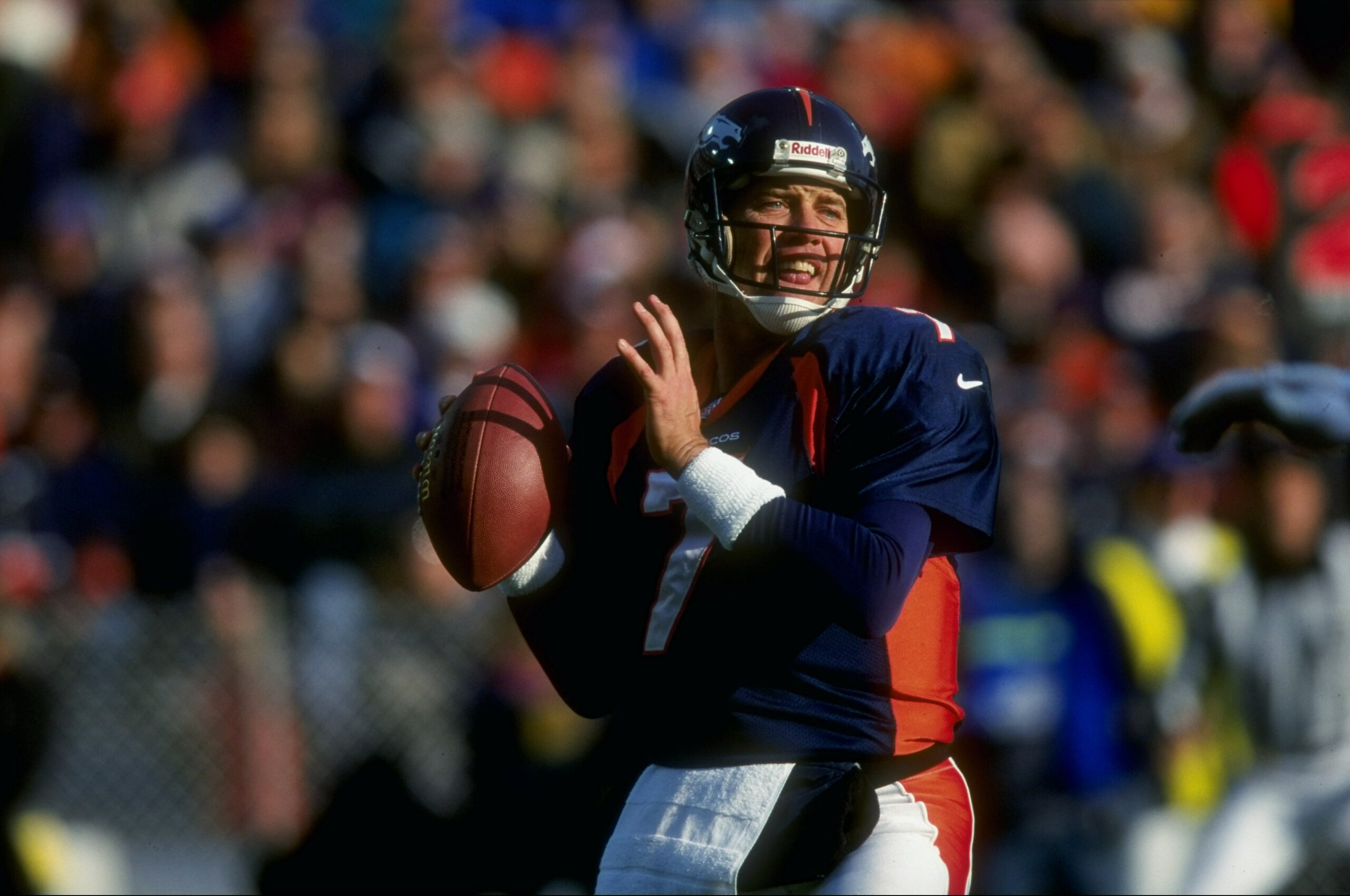 6 Dec 1998: Quarterback John Elway #7 of the Denver Broncos in action during the game against the Kansas City Chiefs at Mile High Stadium in Denver, Colorado. The Broncos defeated the Chiefs 35-31.