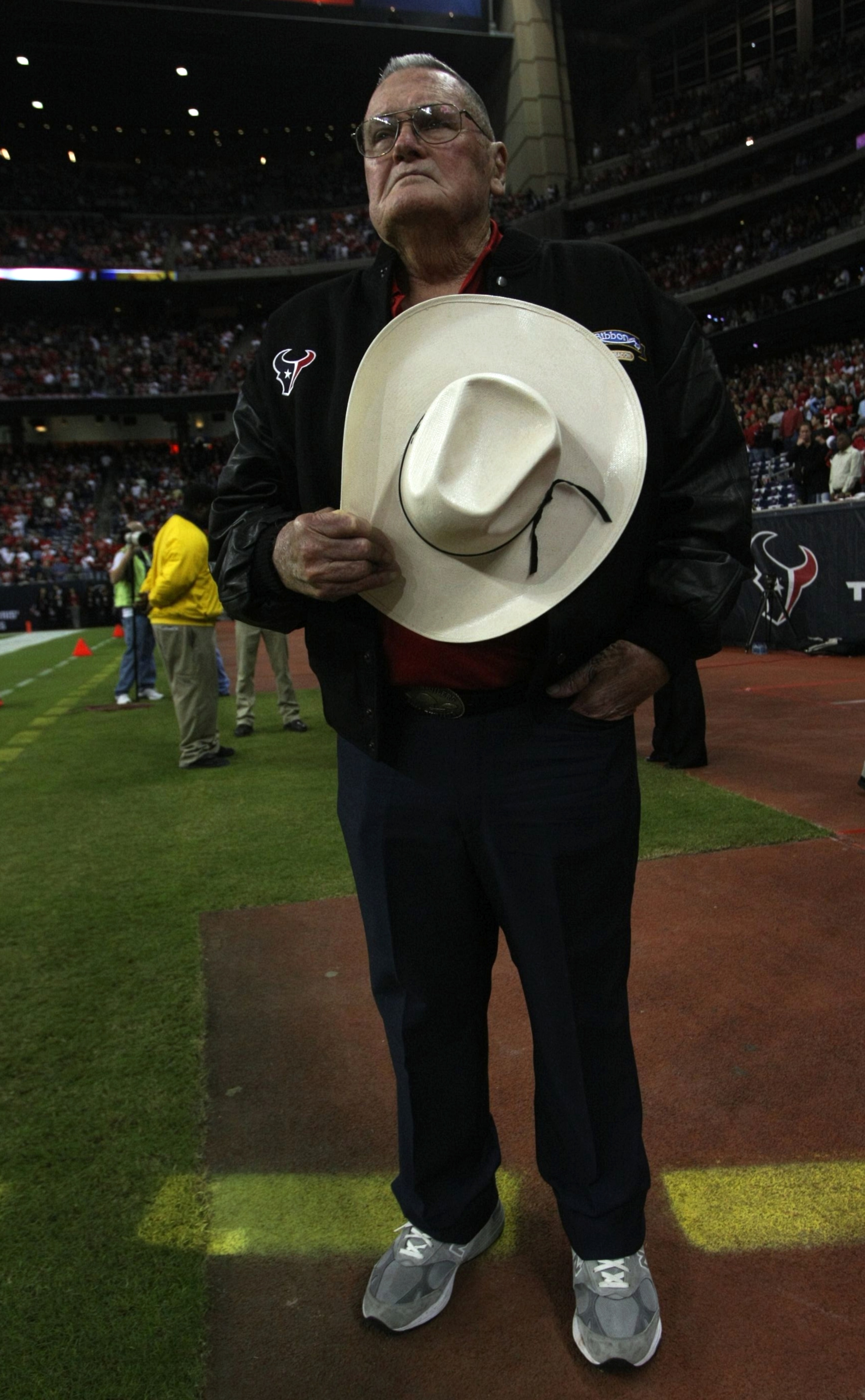 HOUSTON - NOVEMBER 23:  Bum Phillips stands on the sidelines as the Tennessee Titans play against Houston Texans at Reliant Stadium on November 23, 2009 in Houston, Texas.  (Photo by Stephen Dunn/Getty Images)