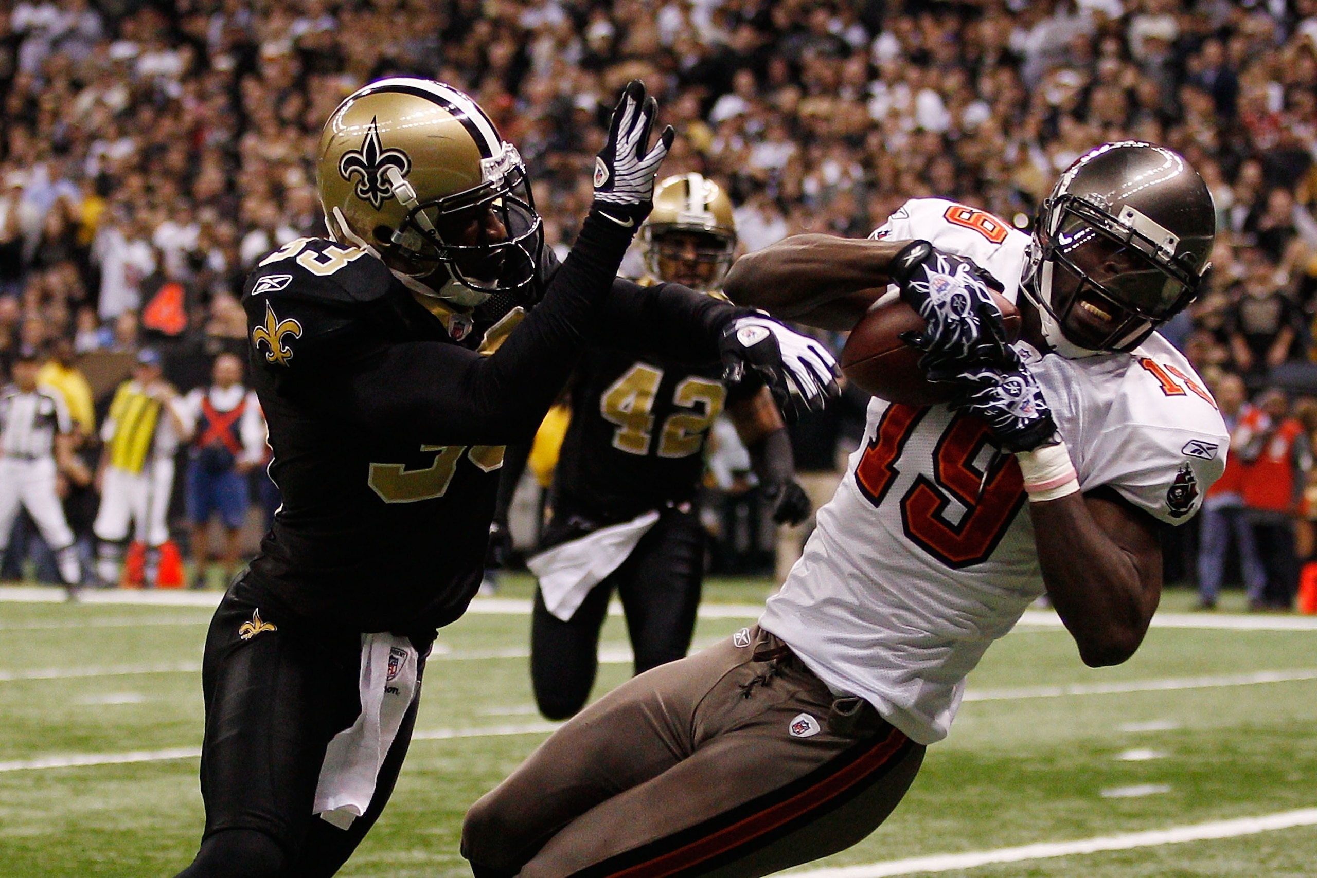NEW ORLEANS, LA - JANUARY 02: Mike Williams #19 of the Tampa Bay Buccaneers catches a touchdown pass over Jabari Greer #33 of the New Orleans Saints at the Louisiana Superdome on January 2, 2011 in New Orleans, Louisiana. The Buccaneers defeated the Sa NEW ORLEANS, LA - JANUARY 02: Mike Williams #19 of the Tampa Bay Buccaneers catches a touchdown pass over Jabari Greer #33 of the New Orleans Saints at the Louisiana Superdome on January 2, 2011 in New Orleans, Louisiana. The Buccaneers defeated the Sa