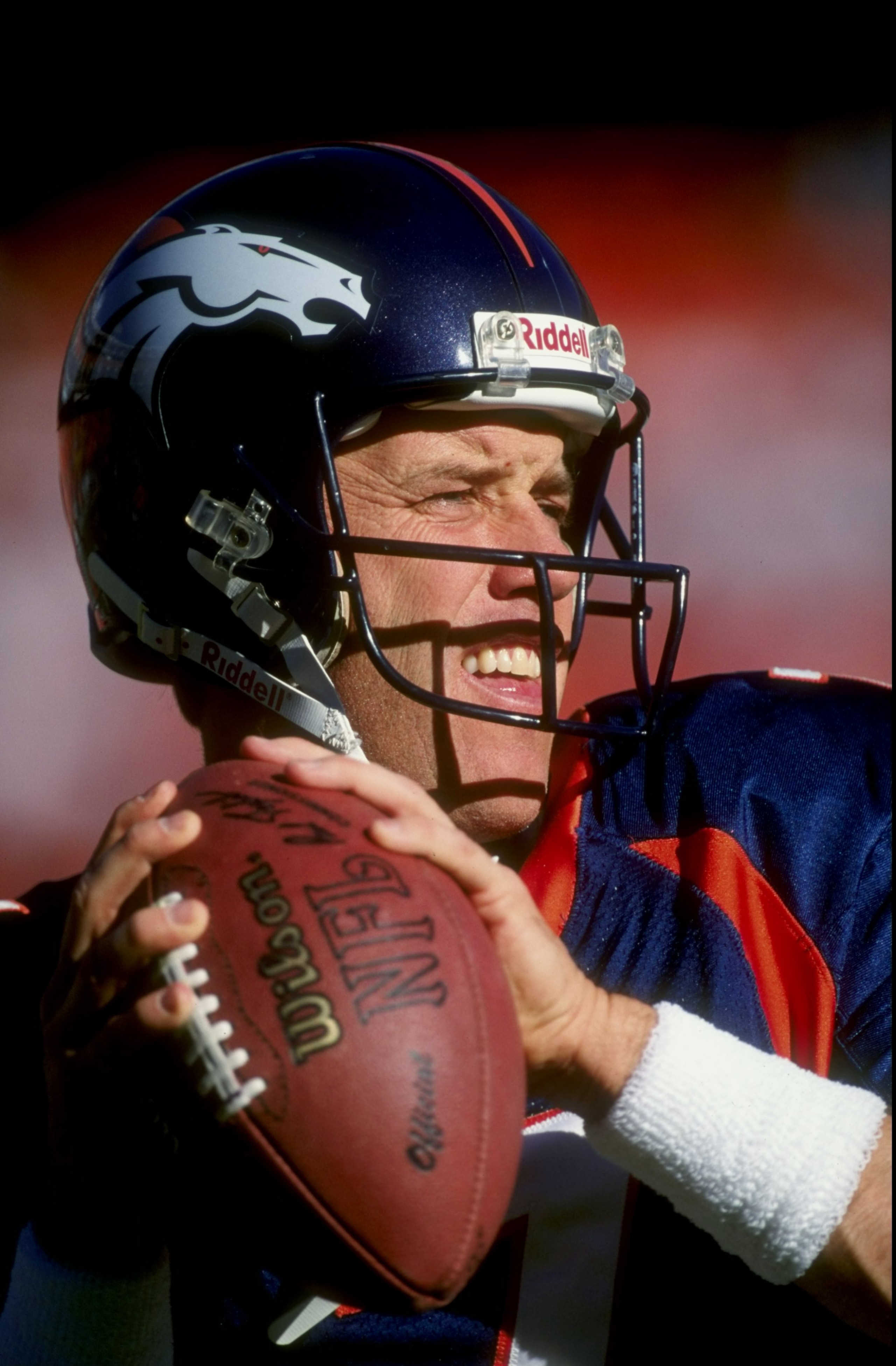 22 Nov 1998:  Quarterback John Elway #7 of the Denver Broncos prepares to throw a pass during a game against the Oakland Raiders at the Mile High Stadium in Denver, Colorado. The Broncos defeated the Raiders 40-14. Mandatory Credit: Vincent Laforet/Allspo