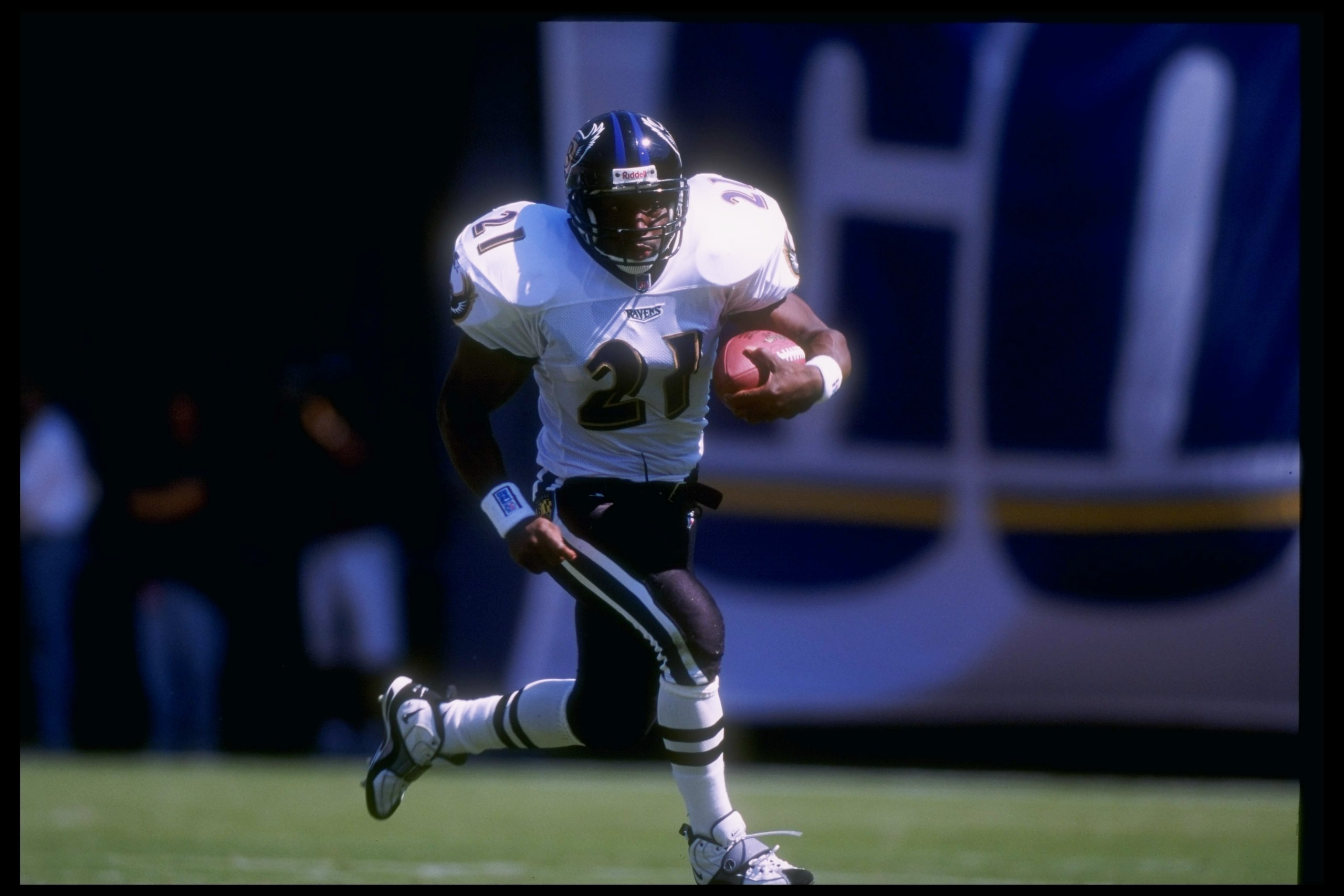 28 Sep 1997:  Running back Earnest Byner #21 of the Baltimore Ravens carries the football during the Ravens 21-17 loss to the San Diego Chargers at Qualcomm Park in San Diego, California. Mandatory Credit: Jed Jacobsohn  /Allsport
