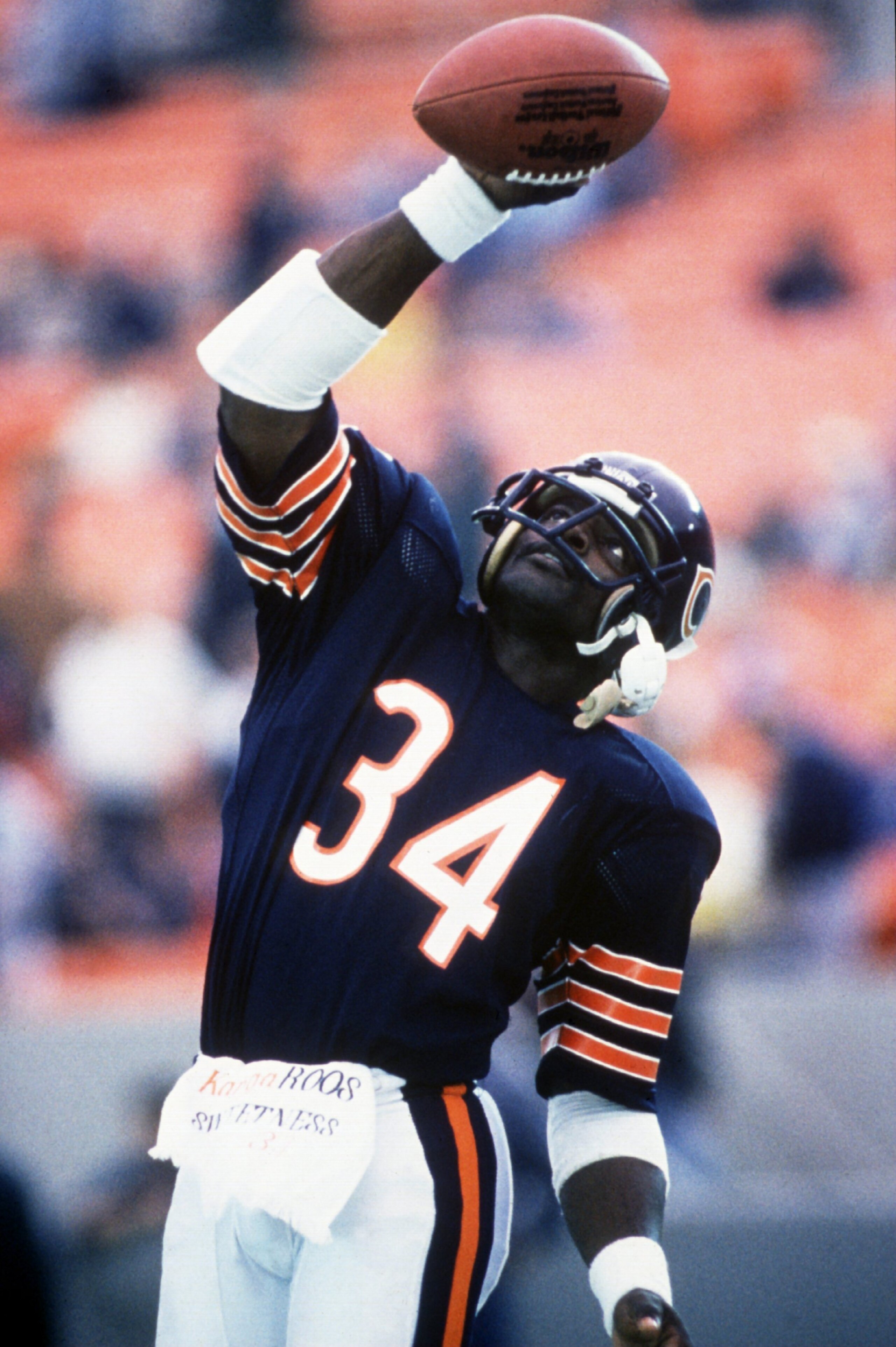 1987:  CHICAGO BEARS RUNNING BACK WALTER PAYTON CARRIES THE FOOTBALL DURING A BEARS GAME. Mandatory Credit: Allen Dean Steele/ALLSPORT