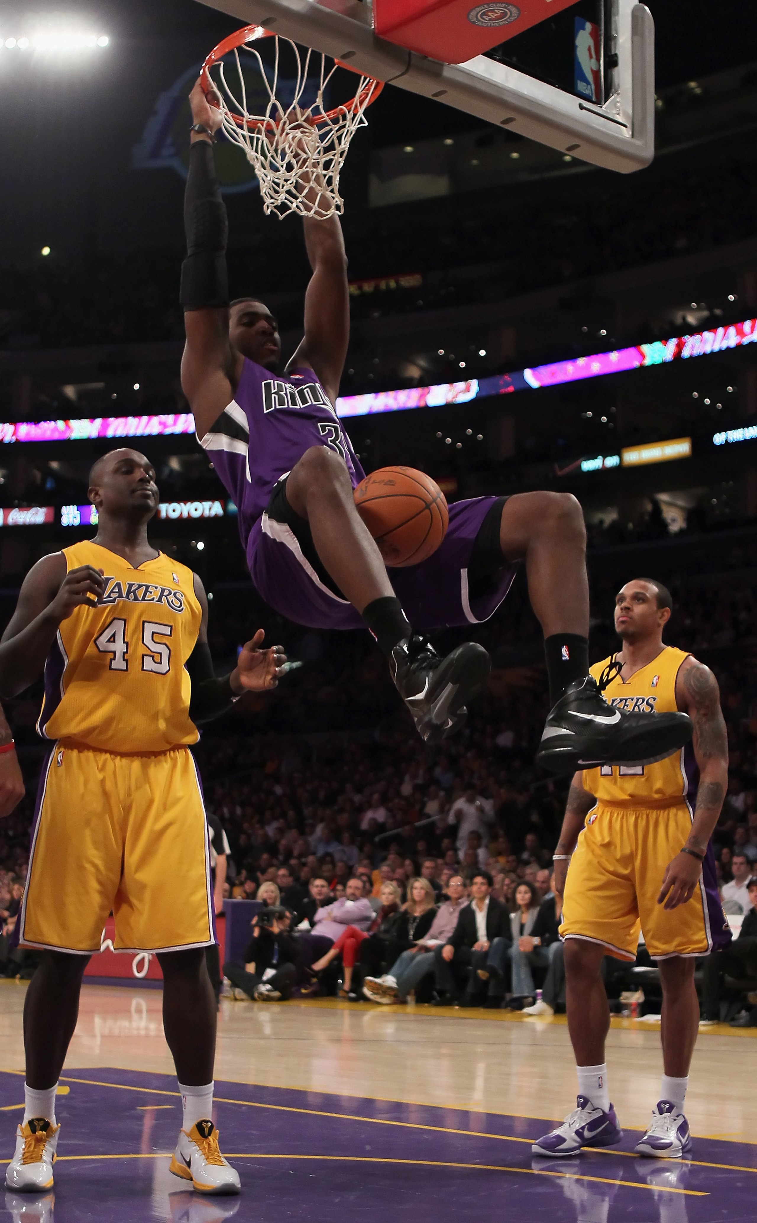 LOS ANGELES, CA - DECEMBER 03:  Jason Thompson #34 of the Sacramento Kings dunks the ball between Derrick Caracter (L) #45 and Shannon Brown #12 of the Los Angeles Lakers during the second half at Staples Center on December 3, 2010 in Los Angeles, Califor