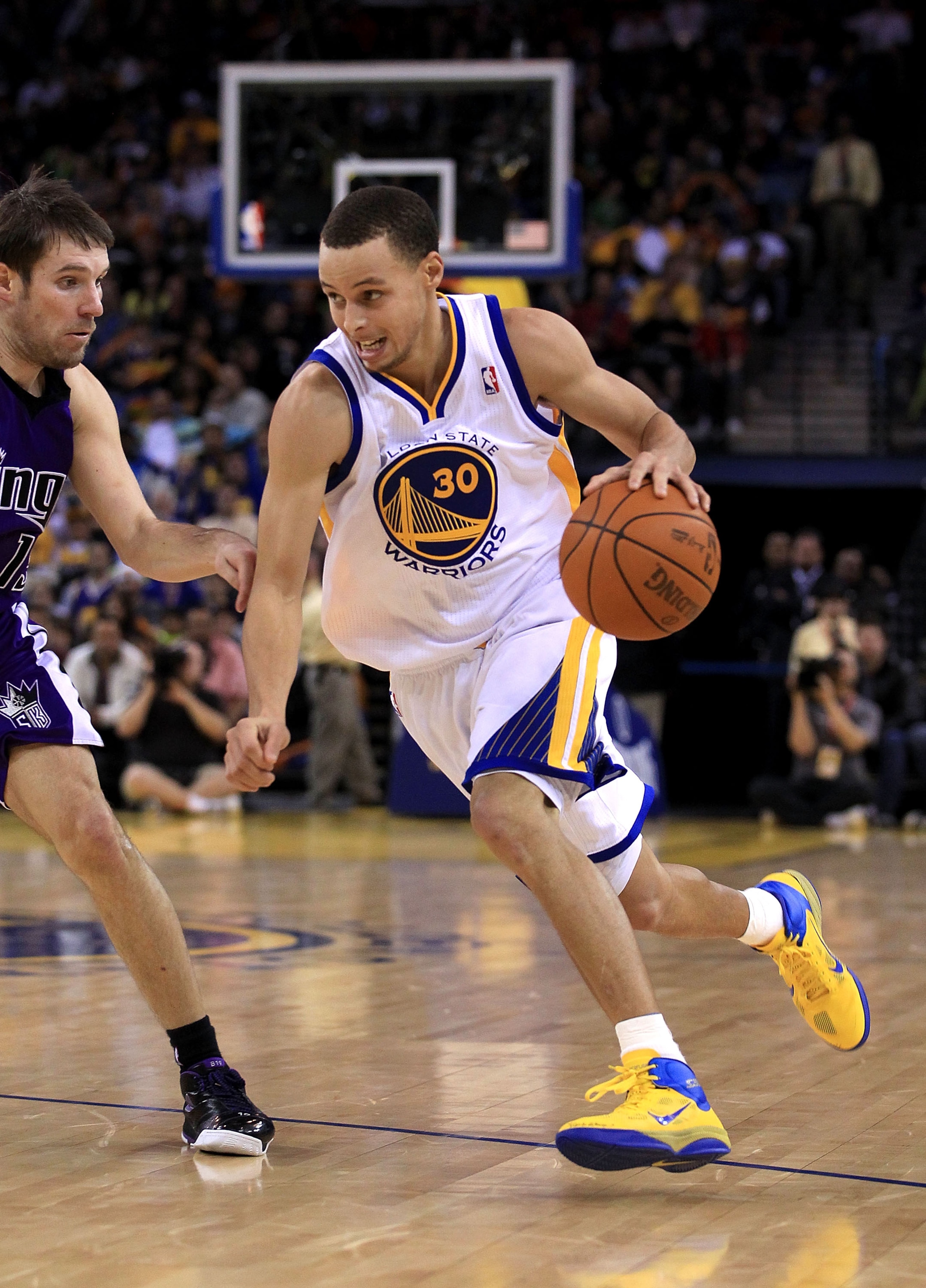 OAKLAND, CA - JANUARY 21:  Stephen Curry #30 of the Golden State Warriors drives to the basket during their game against the Sacramento Kings at Oracle Arena on January 21, 2011 in Oakland, California. NOTE TO USER: User expressly acknowledges and agrees